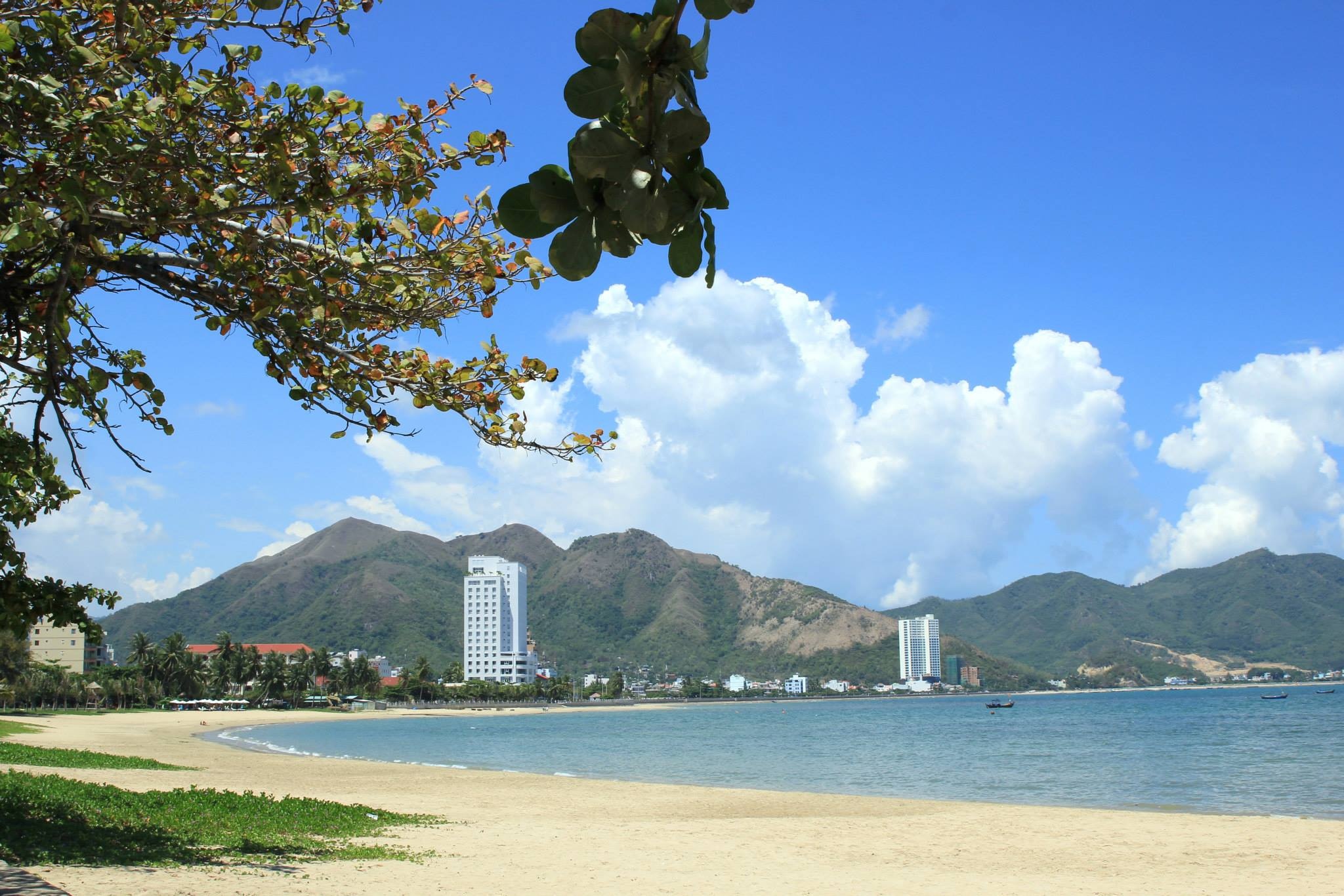 Vịnh Nha Trang Ôm trọn thành phố Nha Trang, vịnh biển có diện tích lớn thứ 2 này của tính là vịnh biển quan trọng ảnh hưởng tới sự phát triển của ngành du lịch Nha Trang, kinh tế biển đảo của tỉnh. Với nhiều bãi biển đẹp được phát triển đúng cách, Nha Trang hiện là thành phố biển du lịch hàng đầu trong cả nước.