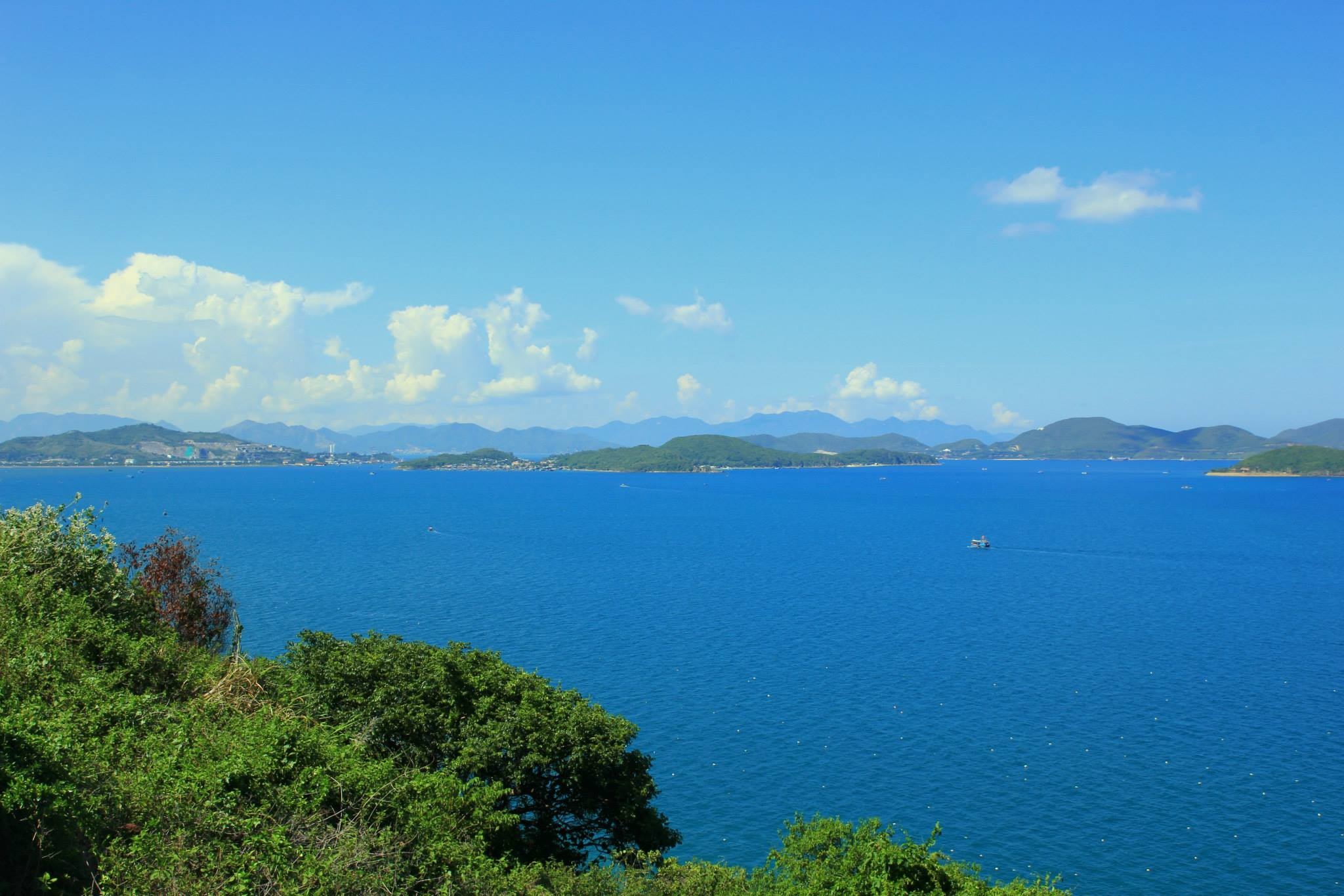 Vịnh Cam Ranh Có vị trí rất quan trọng về quốc phòng, vịnh Cam Ranh được thế giới công nhận là vịnh nước sâu có một không hai trên thế giới. Vịnh dài và có cửa vịnh rất nhỏ từ mũi Hòn Lang tới mũi Sập, chính vì lẽ đó nơi đây luôn tránh được những cơn sóng lớn, gió to. Địa hình đem lại cho Cam Ranh hình ảnh hiền hòa và xinh đẹp.