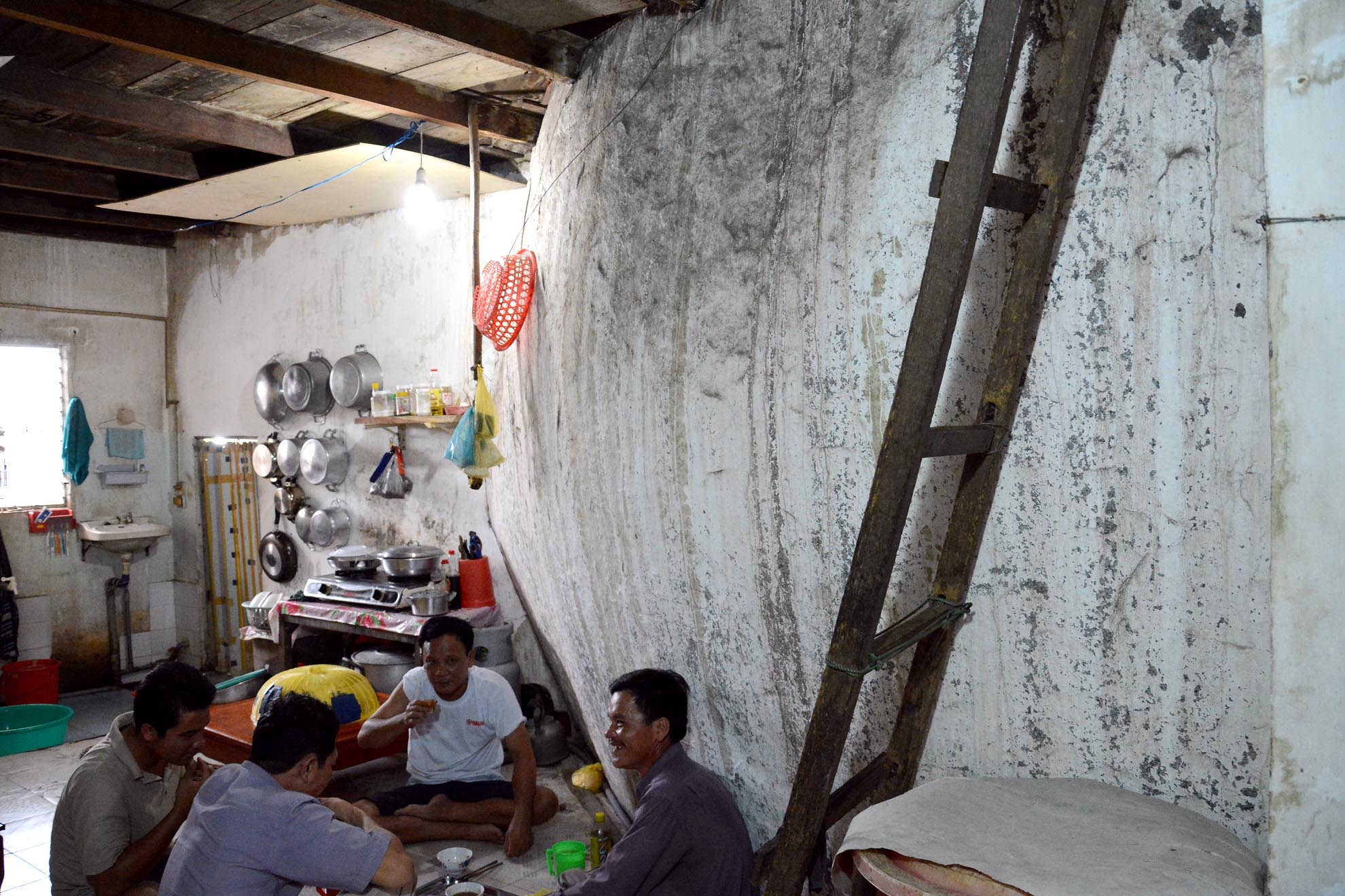 Hòn Ba chồng là tên gọi dân gian chỉ về ba hòn đá nằm chồng lên nhau khá chông chênh, độ cao hơn 36 mét so với mặt đường, hòn đá phía dưới cùng lớn gấp hai hòn nằm trên, hòn trên cùng thì nằm chìa ra phần cửa ngoài bên dưới chừng như muốn đổ xuống bất  kỳ lúc nào. 