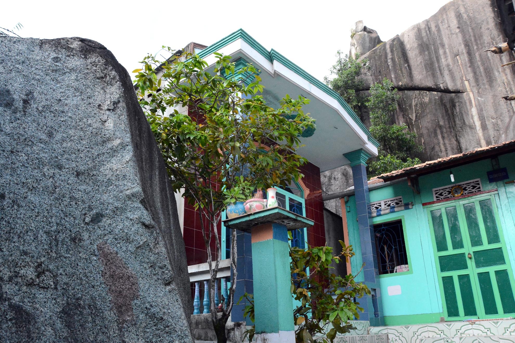 Ngôi nhà của ông Lê Văn Tâm (60 tuổi) được xây dựng vào năm 1995, trước đây gia đình ông đã đào những tảng đá lớn để xây nhà, ngôi nhà nằm giữa 2 hòn đá trông rất độc đáo.