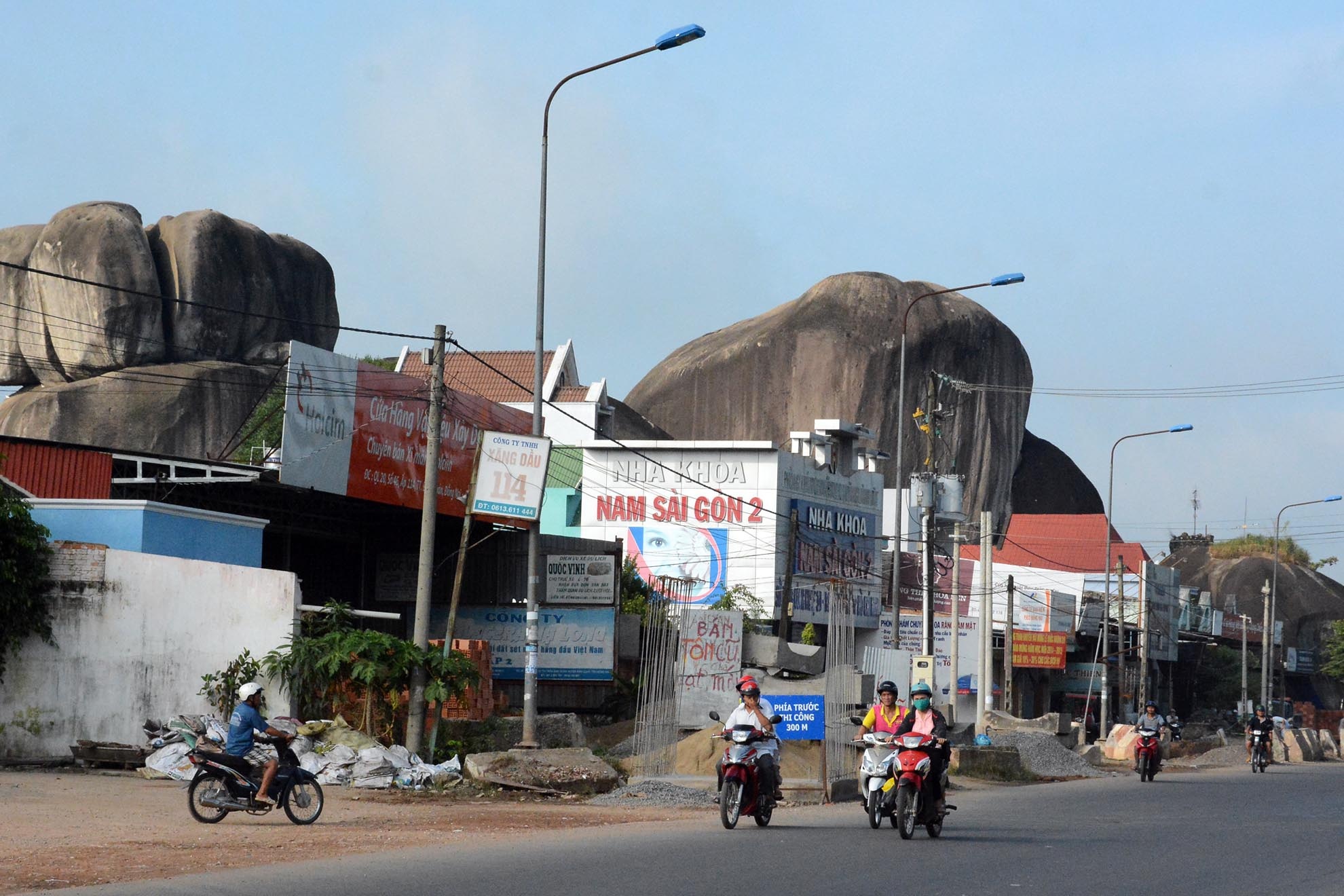 Cách ngã ba Dầu Giây khoảng 50km hướng đi Đà Lạt, có một quần thể đá tạo dáng độc đáo nằm ven quốc lộ. Đó là khu quần thể Hòn Ba Chồng - được nhà nước công nhận là di tích thắng cảnh cấp quốc gia từ năm 1988.  
