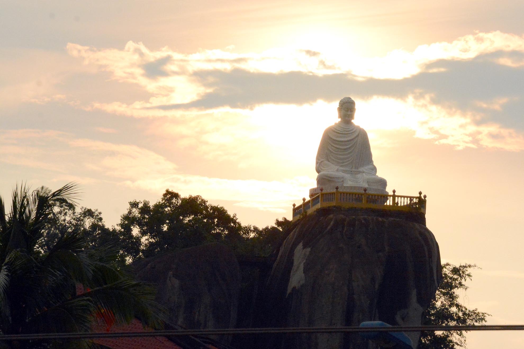 Vẻ đẹp kỳ thú của Hòn Ba Chồng cùng với các danh thắng núi Đá Voi, hòn Dĩa và tượng Đức Phật Như Lai thuộc ngôi chùa Thiện Chơn dưới chân núi đá là những cụm tiêu biểu tạo thành cảnh đẹp hài hòa cho khu thắng cảnh Đá Chồng.