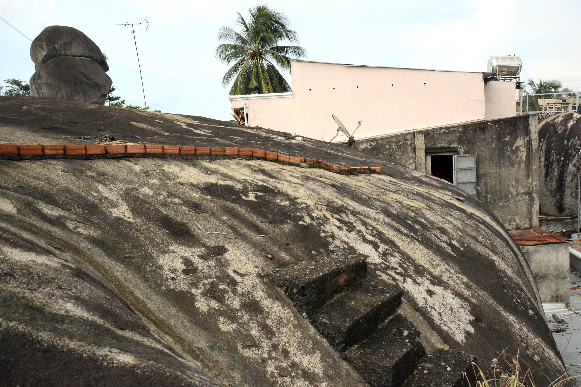 Những hòn đá nằm sát vách tường của nhà dân tạo nên những thung lũng nhấp nhô, xen kẽ giữa những ngôi nhà và hòn đá tạo nên một khung cảnh thiên nhiên kỳ vĩ.