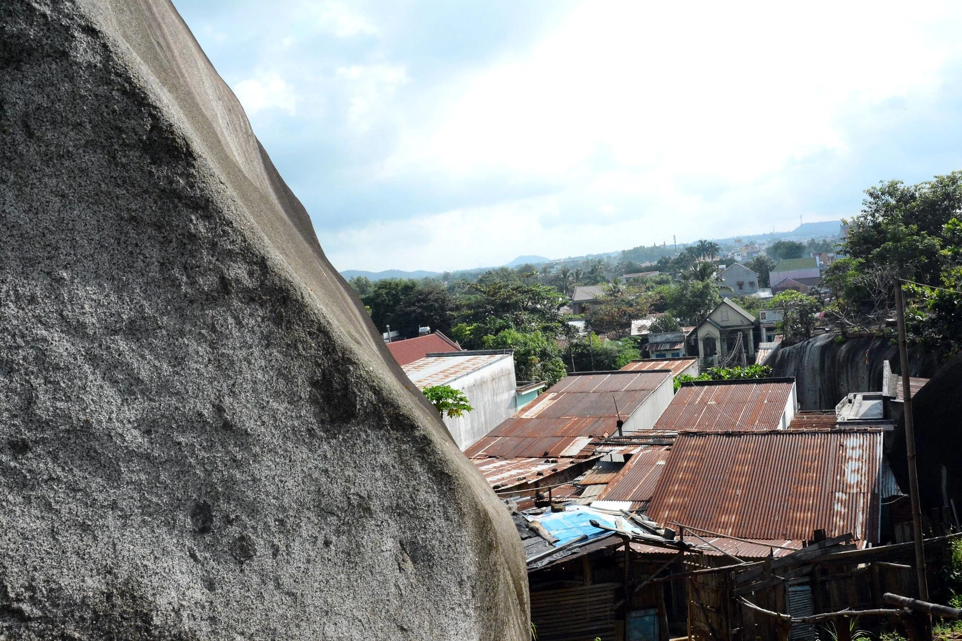 Dưới các hang trong mái đá, các sườn dốc ven thung lũng được người dân địa phương tận dụng làm kho chứa đồ đạc, hay làm nhà bếp. 