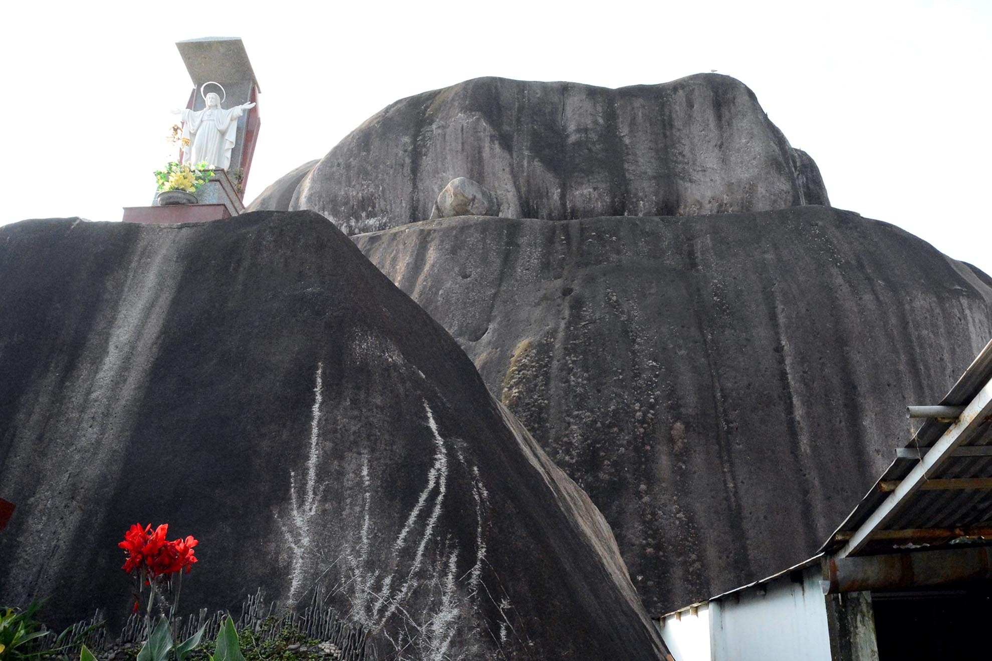 Vào mùa hè nắng nóng, nhiều người chọn dưới những vách đá lớn để trú ngụ, nó trở thành nơi nghỉ ngơi lý tưởng của nhiều người.