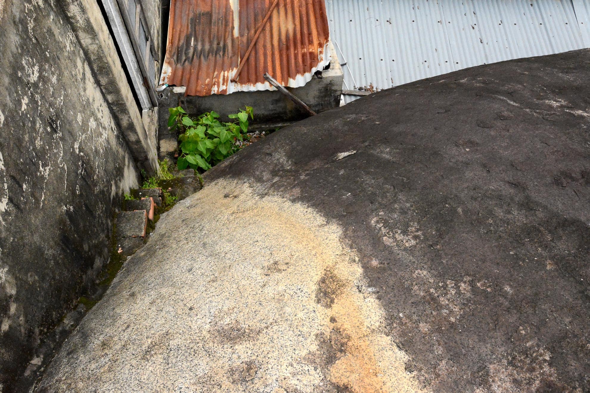 Những hòn đá nằm chông chênh, hướng ngã ra đường khiến người đi đường có cảm giác lo sợ hòn đá đổ sập bất cứ lúc nào. 