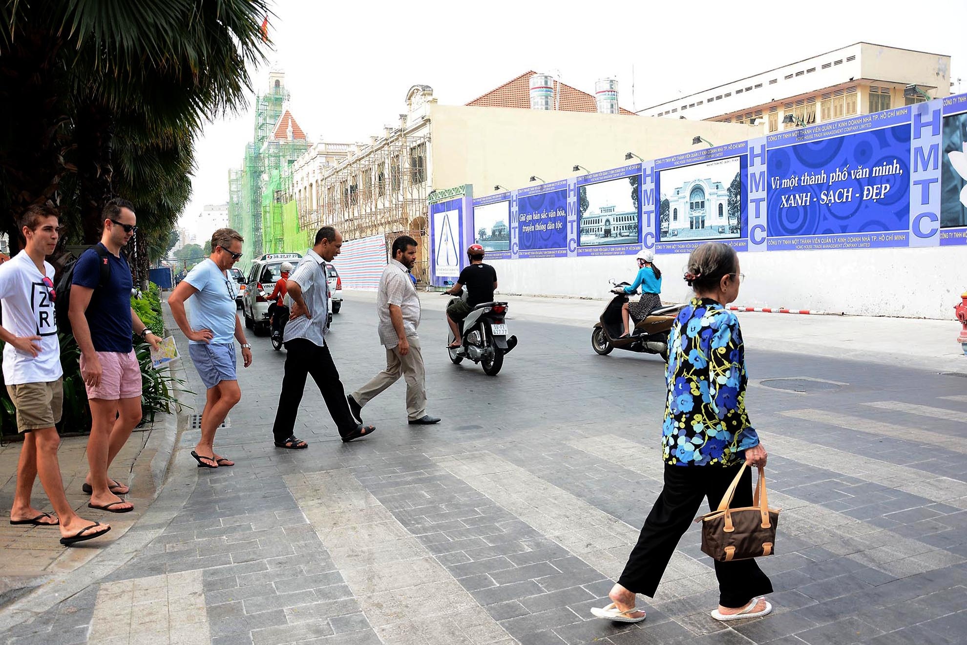 Đường Lê Thánh Tôn đã hoàn thành việc lát đá, đây là con đường đầu tiên trong dự án lát đá cùng với đường Nguyễn Huệ trở thành quảng trường và phố đi bộ của người dân thành phố