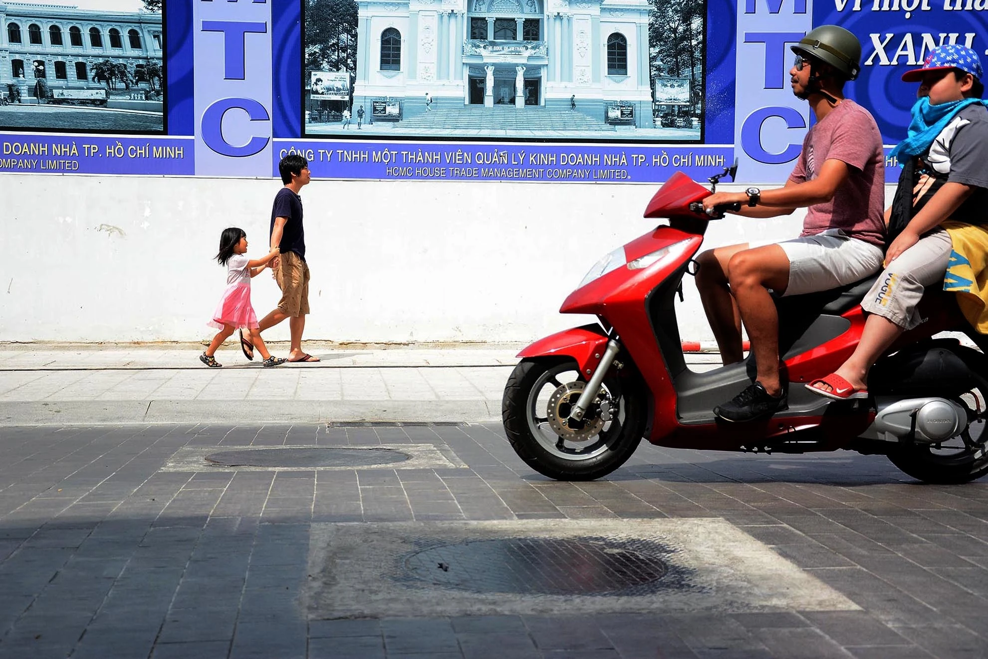 Đơn vị thi công đã lát đá đường Lê Thánh Tôn (đoạn từ Đồng Khởi đến Pasteur) dài 220m, rộng 14m với tổng diện tích lát đá là 3.080 m2.  Sau khi lát đá, các phương tiện ô tô, xe máy vẫn lưu thông bình thường trên mặt đường Lê Thánh Tôn.