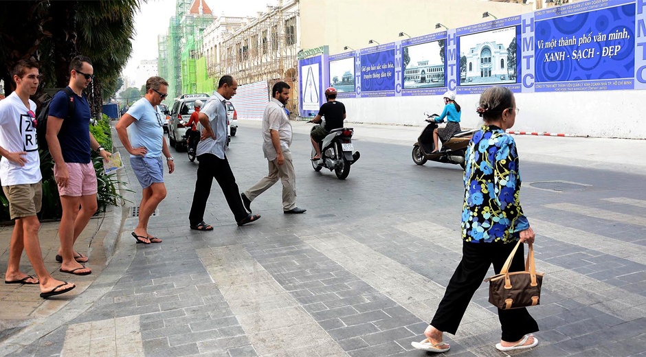 Hoan thanh con duong lat da dau tien o Sai Gon hinh anh