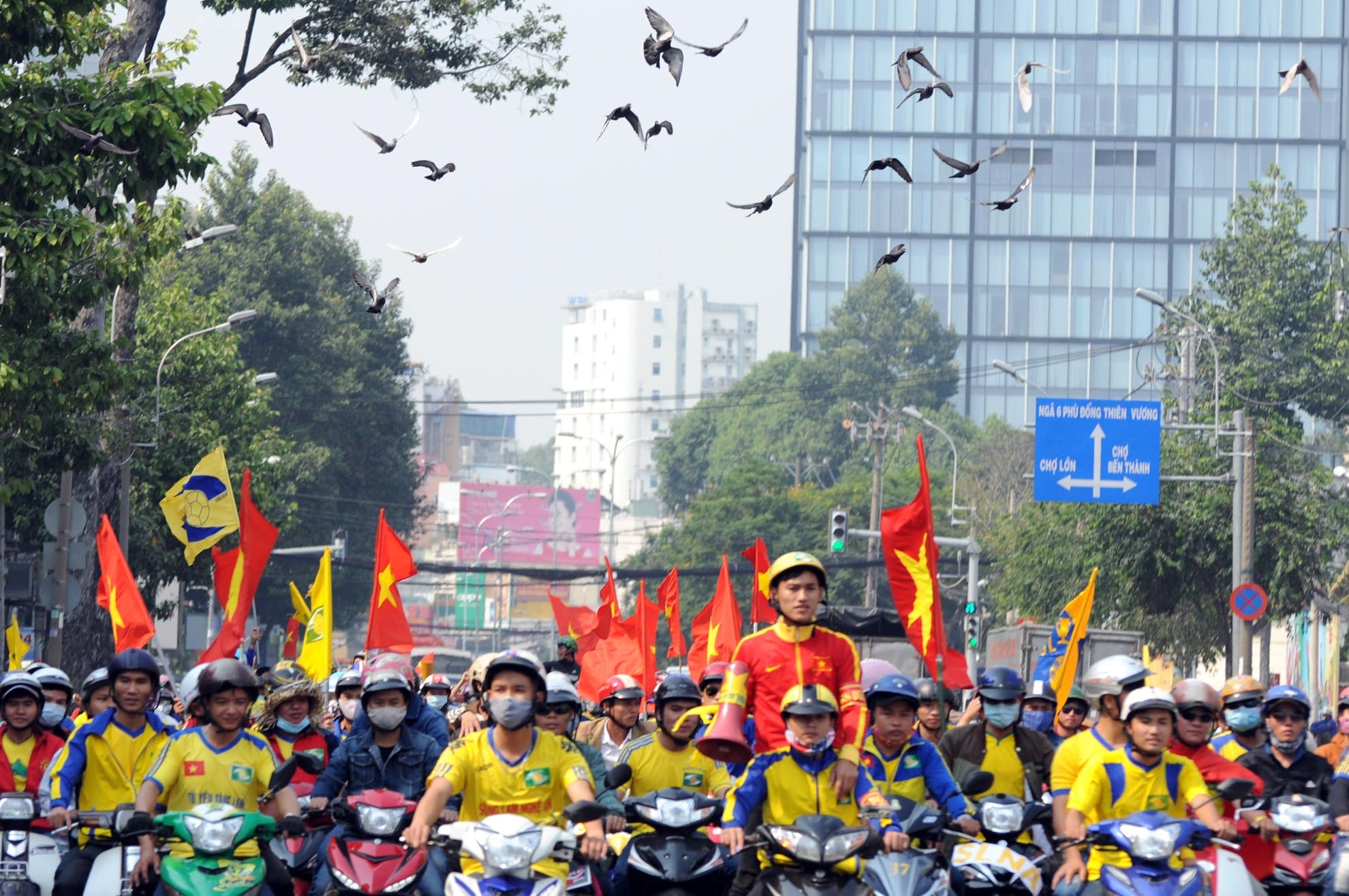 Khach Tay o Sai Gon thich thu chup hinh fan SLNA di co vu hinh anh