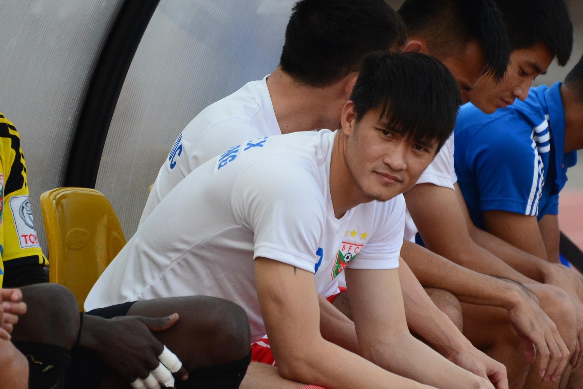 Cong Vinh the hien su chuyen nghiep tu ghe du bi den san co hinh anh