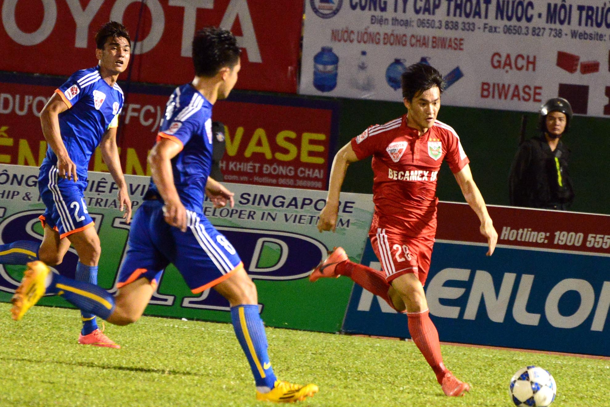 Cong Vinh thi dau, Binh Duong van thua tran dau ngay san nha hinh anh