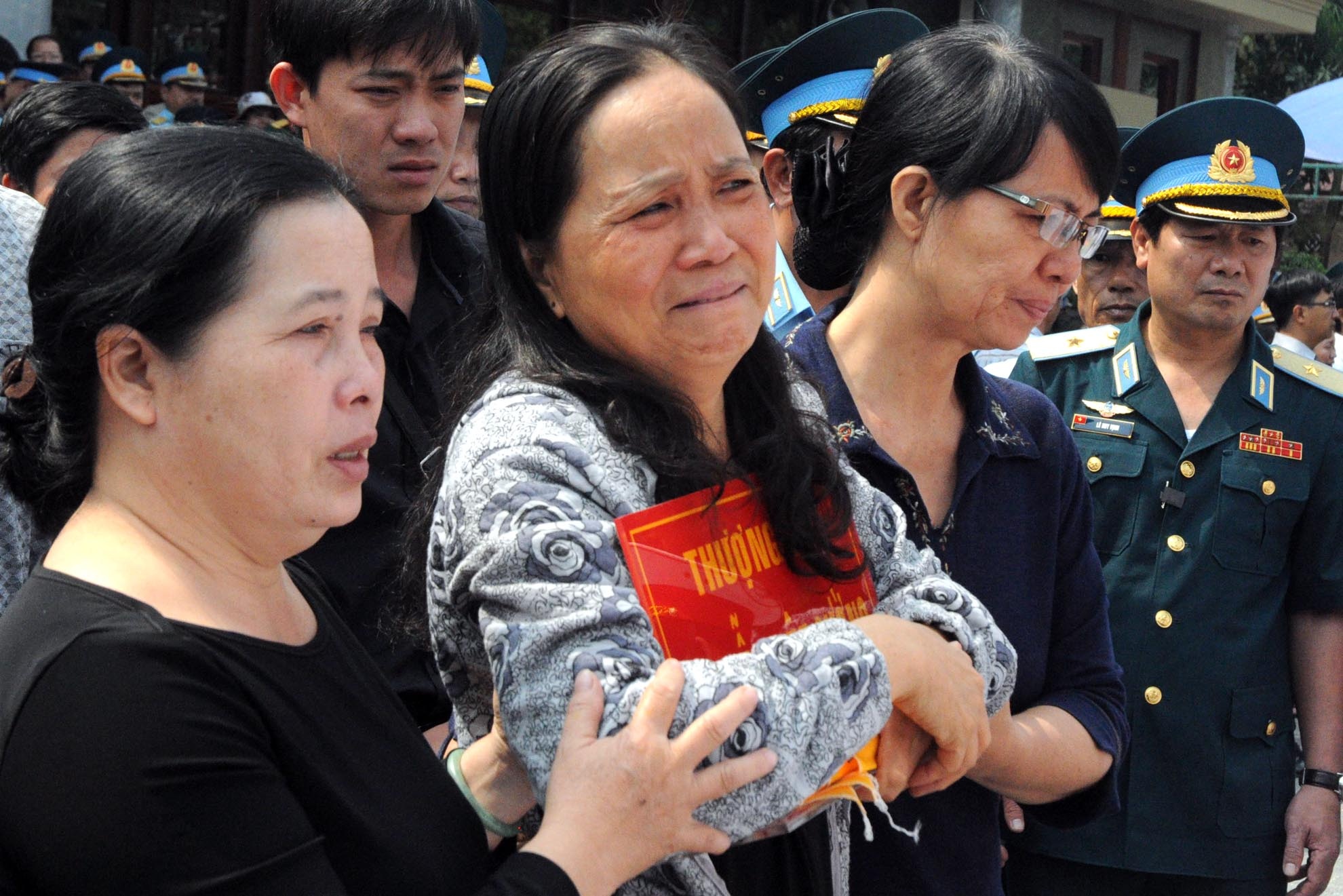 Nguoi than tien dua 4 phi cong chang duong cuoi hinh anh