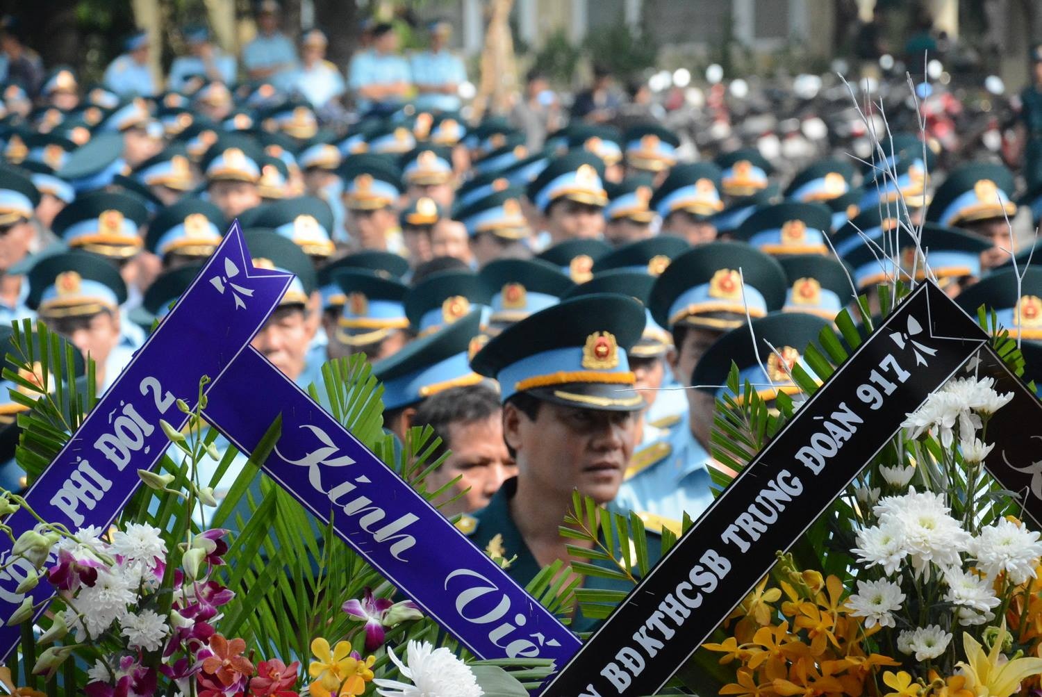toàn bộ Sỹ quan, quân nhân Phi đội 2 (phi đội của 4 quân nhân hy sinh) và Trung đoàn 917, sư đoàn 370 viếng cuối cùng trước khi làm lễ truy điệu và đưa đi an táng. 