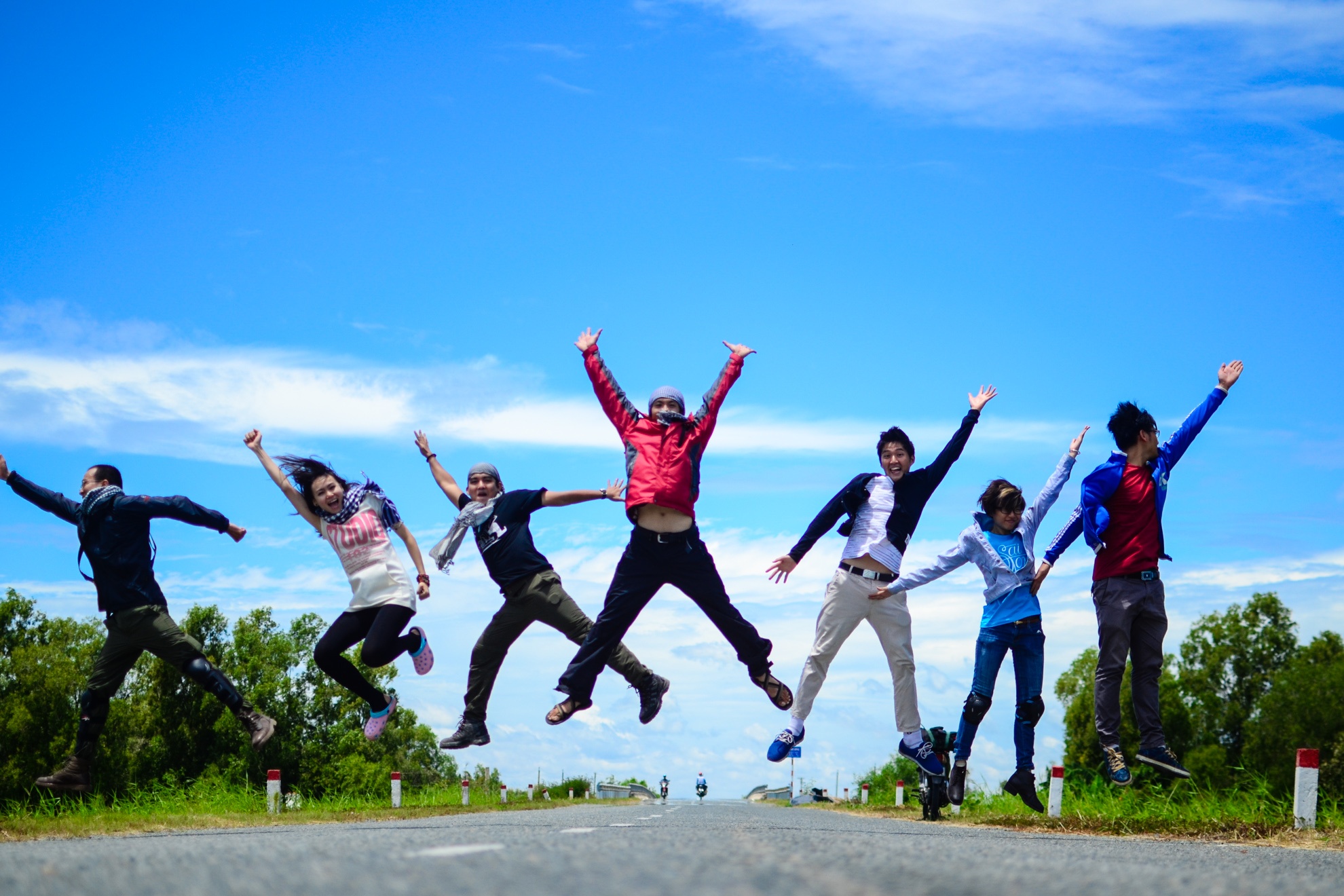 Trong một lần về thăm miền đất Phương Nam, với xanh mây trắng và gió lộng nhóm bạn trẻ tung mình cho bức ảnh tuyệt đẹp. 