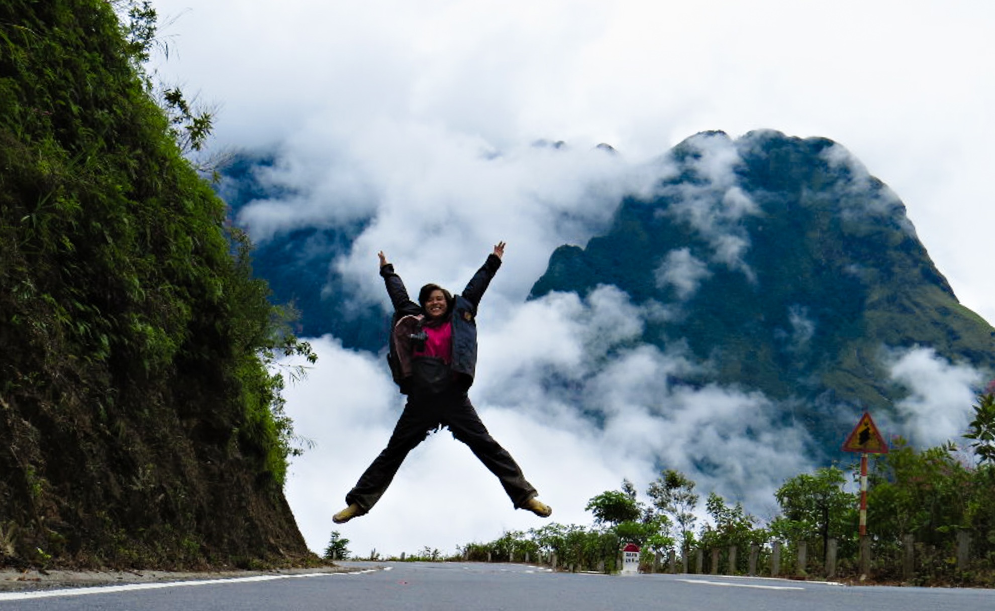 Lần đầu đến với tây bắc, đứng trên đỉnh đèo Ô Quy Hồ, cung đường bộ cao nhất Việt Nam quanh năm mây vờn bao phủ khiến cho Thảo Nguyên không thể phấn khích hơn được nữa. 