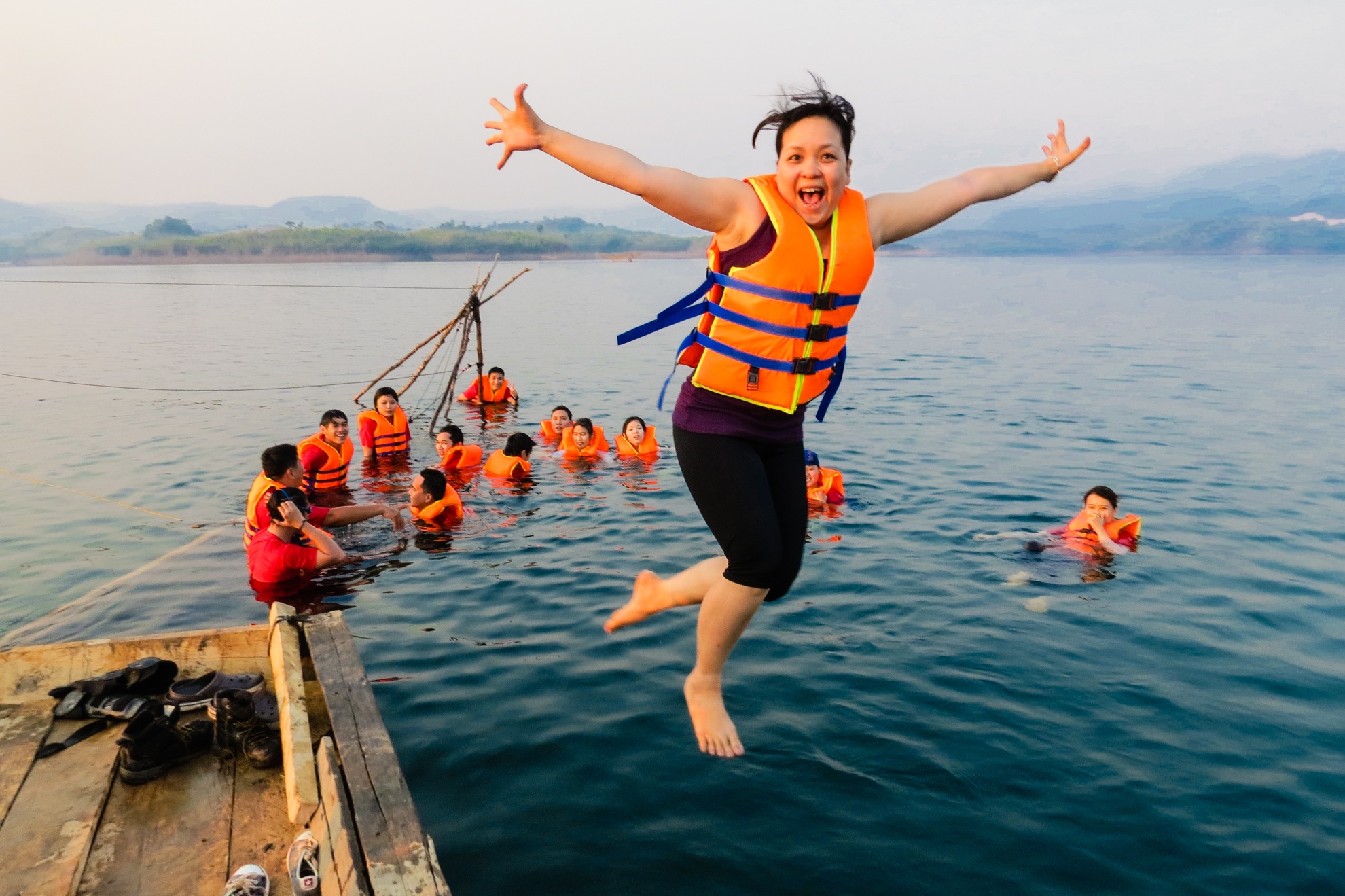 Khuôn mặt đầy rạng rõ háo hức của chị Ngọc Tuyết trước khi được lặn ngụp trong làn nước mát của Tà Đùng hồ trên núi.