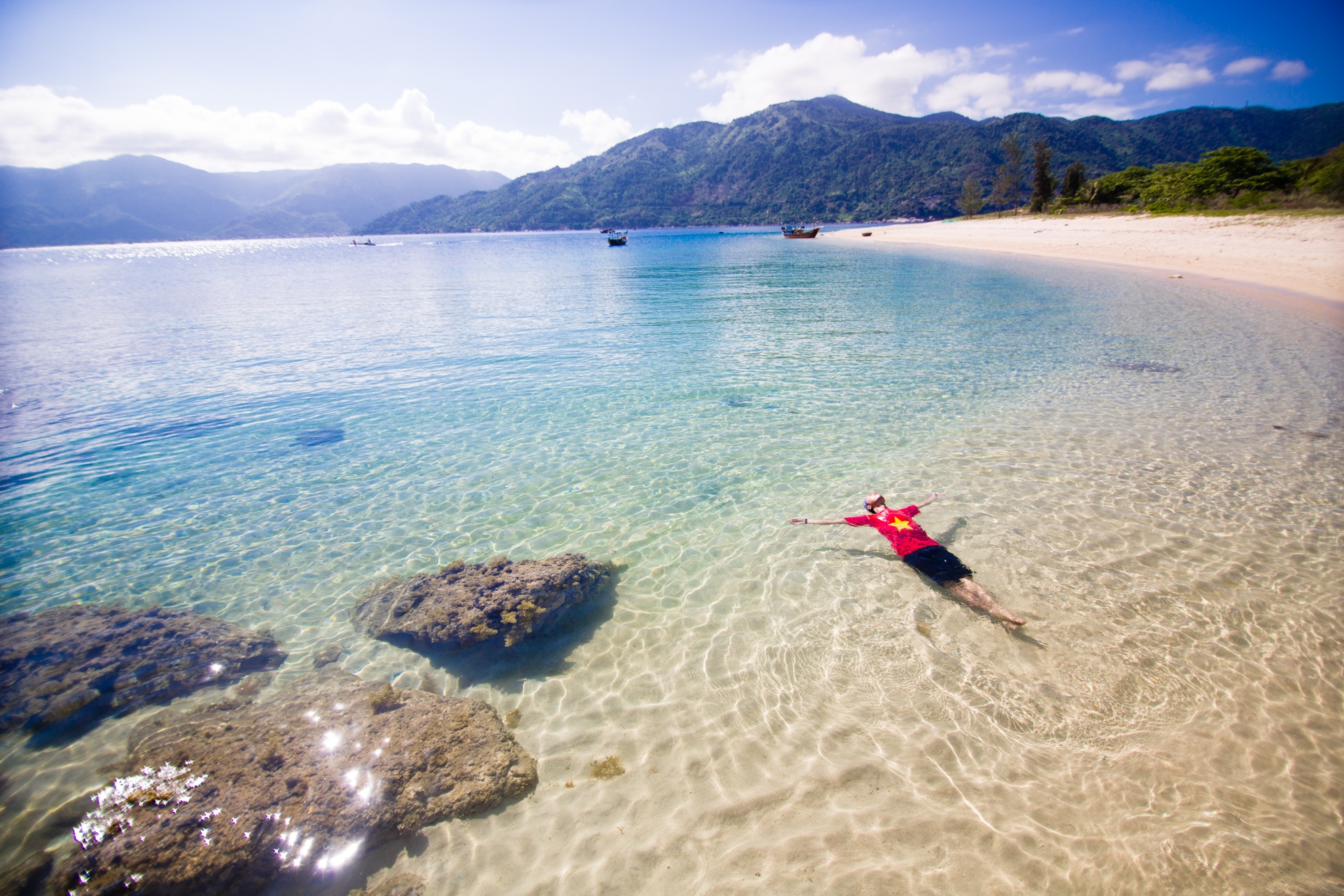 Hòn Nưa, Khánh Hòa là một trong những nơi có bãi biển xanh và trong bậc nhất. Bất cứ ai yêu thích khám phá đều mong được một là thả mình tận hưởng làn nước mát ở đây.