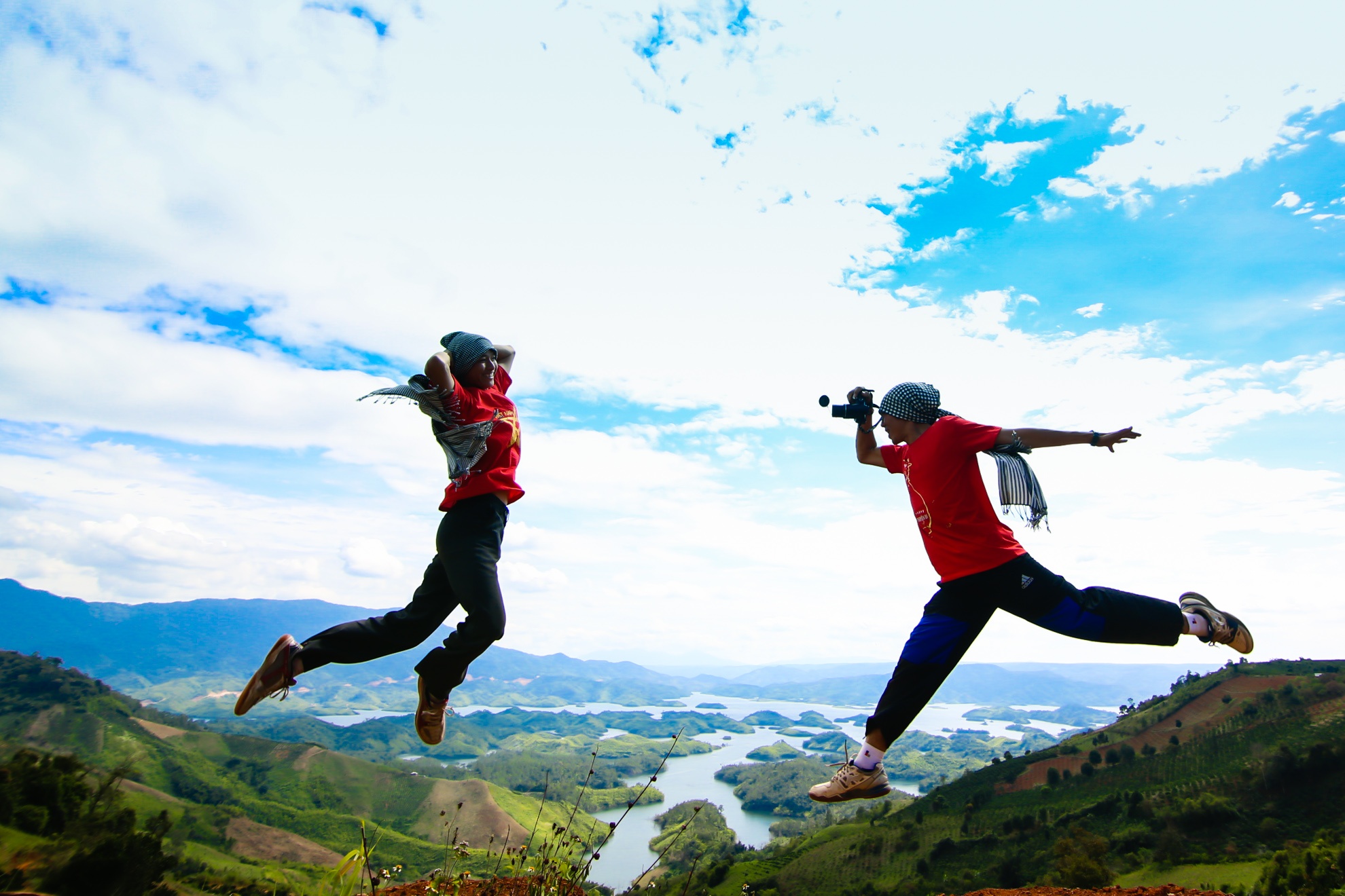 Một phong cách chụp ảnh mới lạ và thú vị của hai bạn trẻ trong một lần đặt chân đến Hồ Tà Tùng, Dak Som, Đak Nông. Nơi được mệnh danh là 