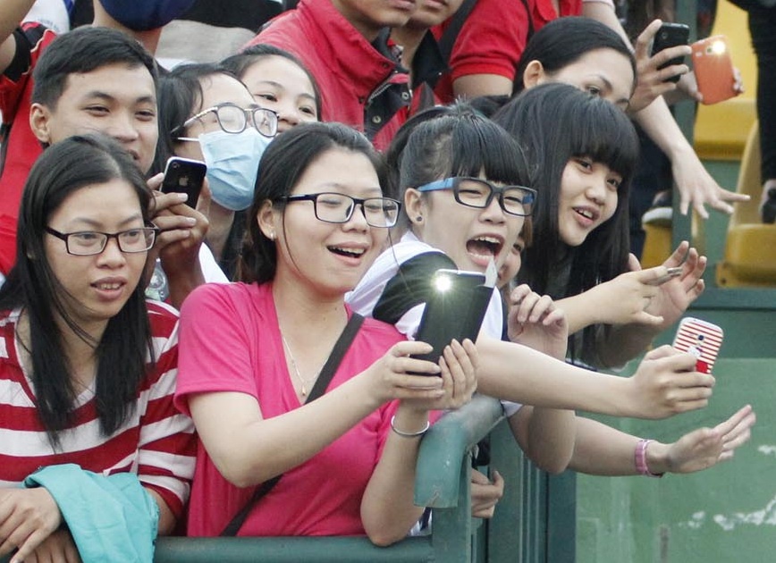 Canh sat giang day co gang ngan fan nu tiep can Cong Phuong hinh anh