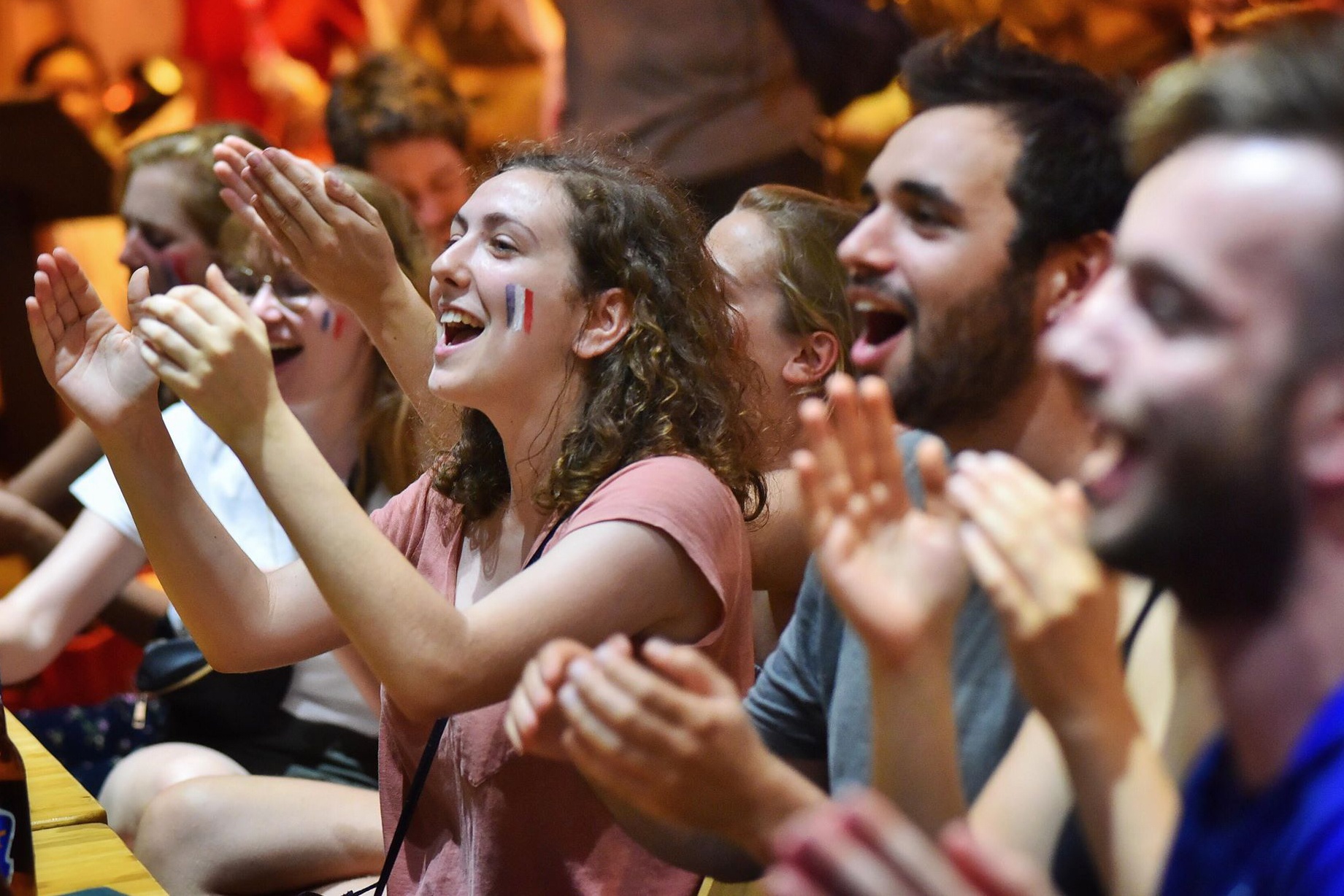 90 phut nghet tho cua nguoi ham mo Messi o quan nhau hinh anh