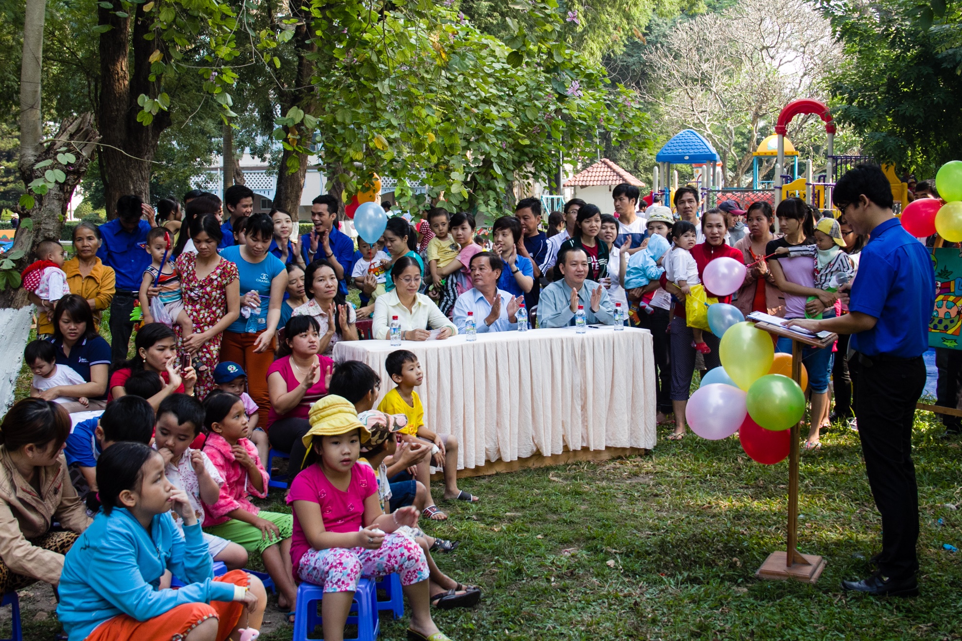 Buổi lễ diễn ra trong không khí nhộn nhịp với sự tham dự của đại diện Bệnh viện Nhi Đồng 2, Hội Xuất bản, Thư viện tổng hợp cùng hàng trăm em nhỏ, các bậc phụ huynh cùng các bạn đoàn viên thanh niên.