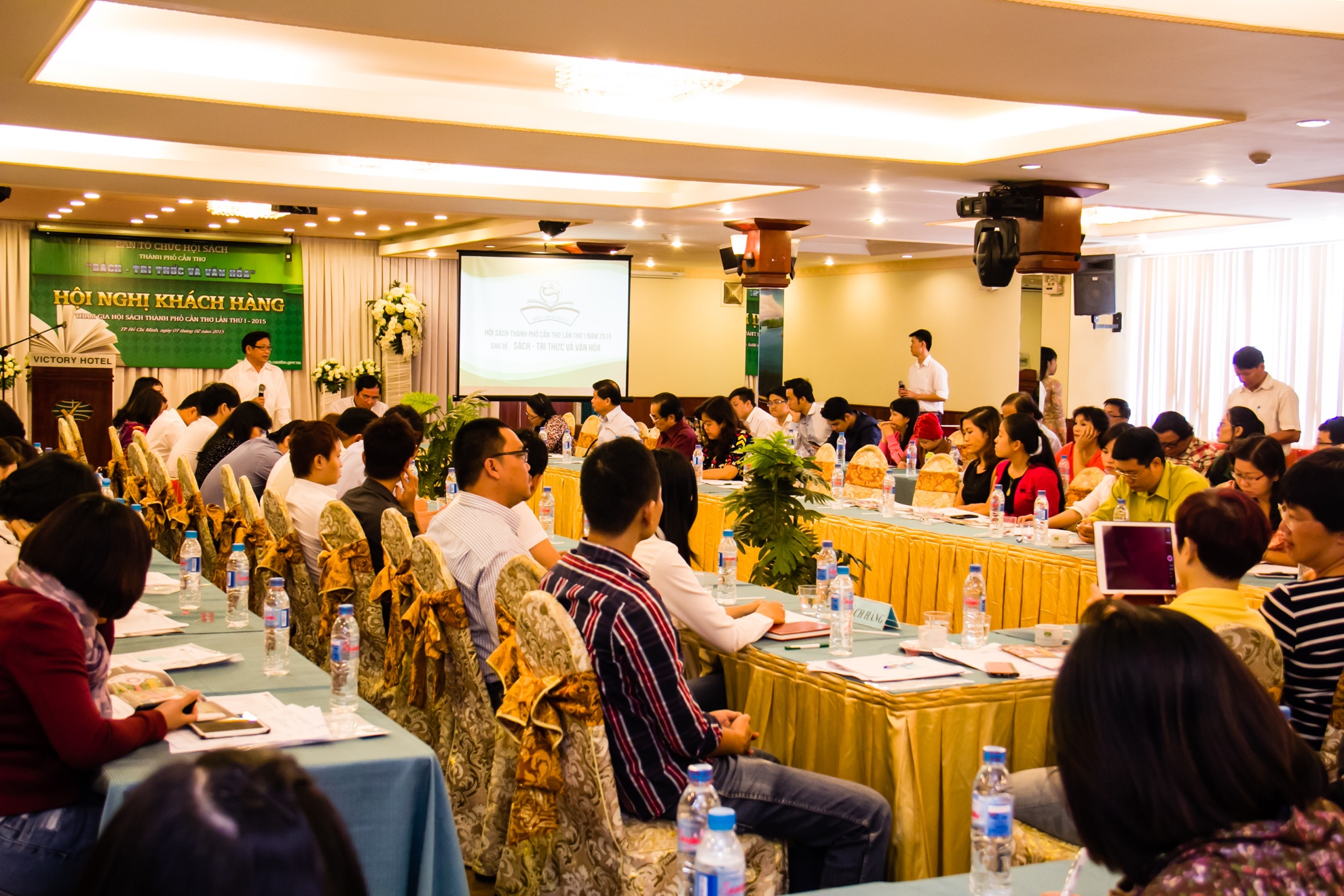 Hoi nghi khach hang chuan bi Hoi sach Can Tho hinh anh