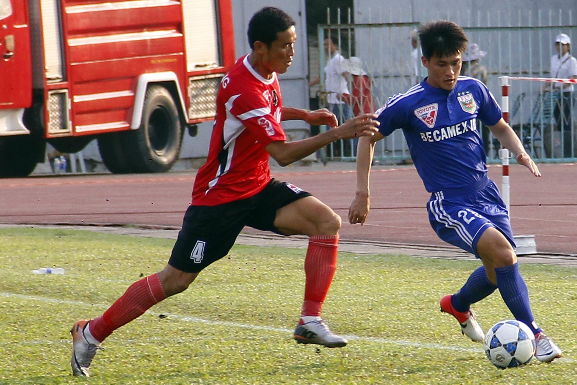 Cong Vinh cung Binh Duong nga ngua tren san Long An hinh anh