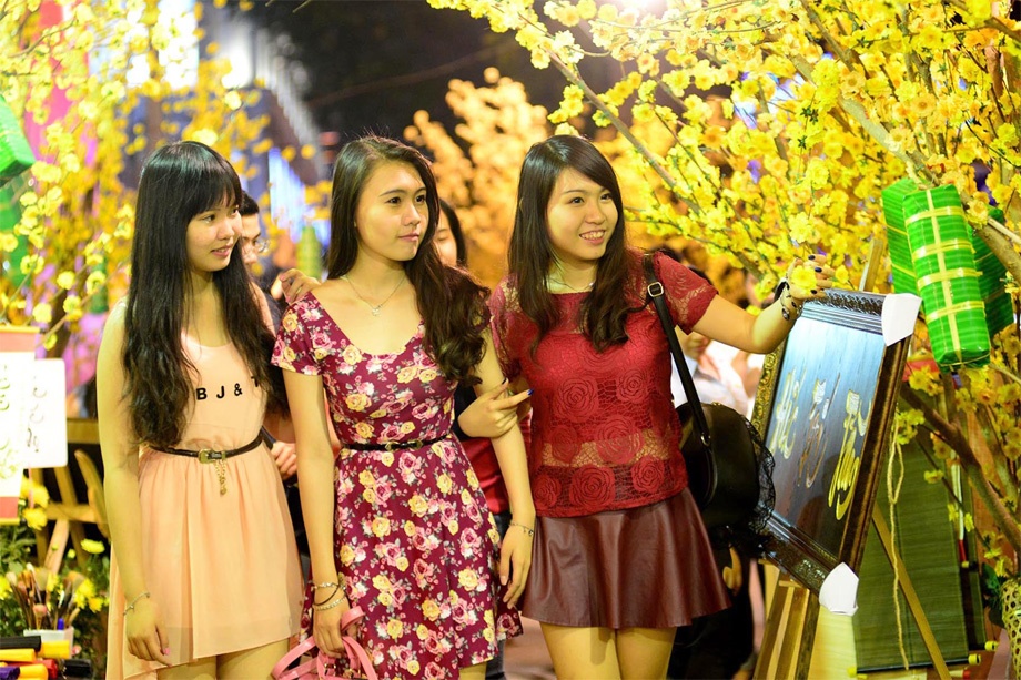 Gioi tre Sai Gon do ve chup anh tren con duong hoa vang hinh anh
