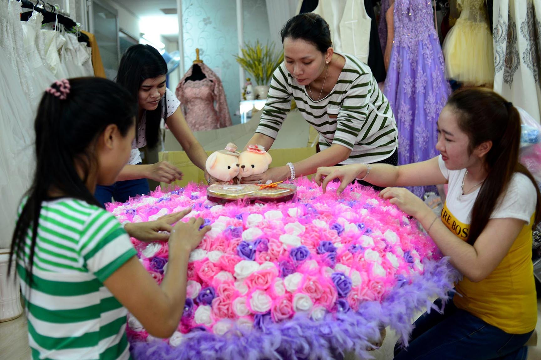 Bo hoa 699 bong tu Sai Gon ra thu do dip Valentine hinh anh