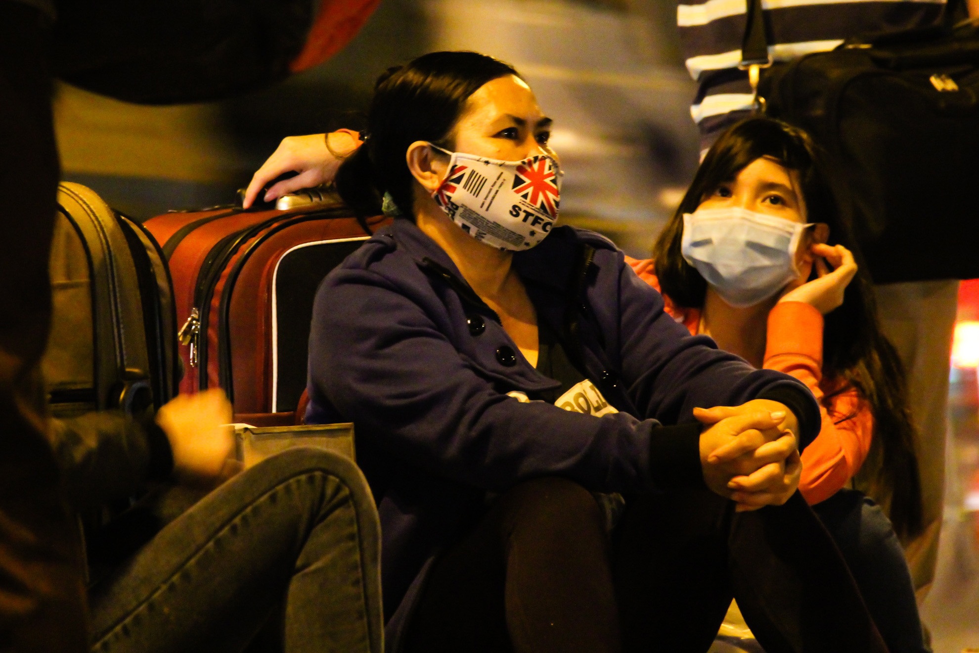 Nguoi lao dong va vat doc duong don xe ve an Tet hinh anh