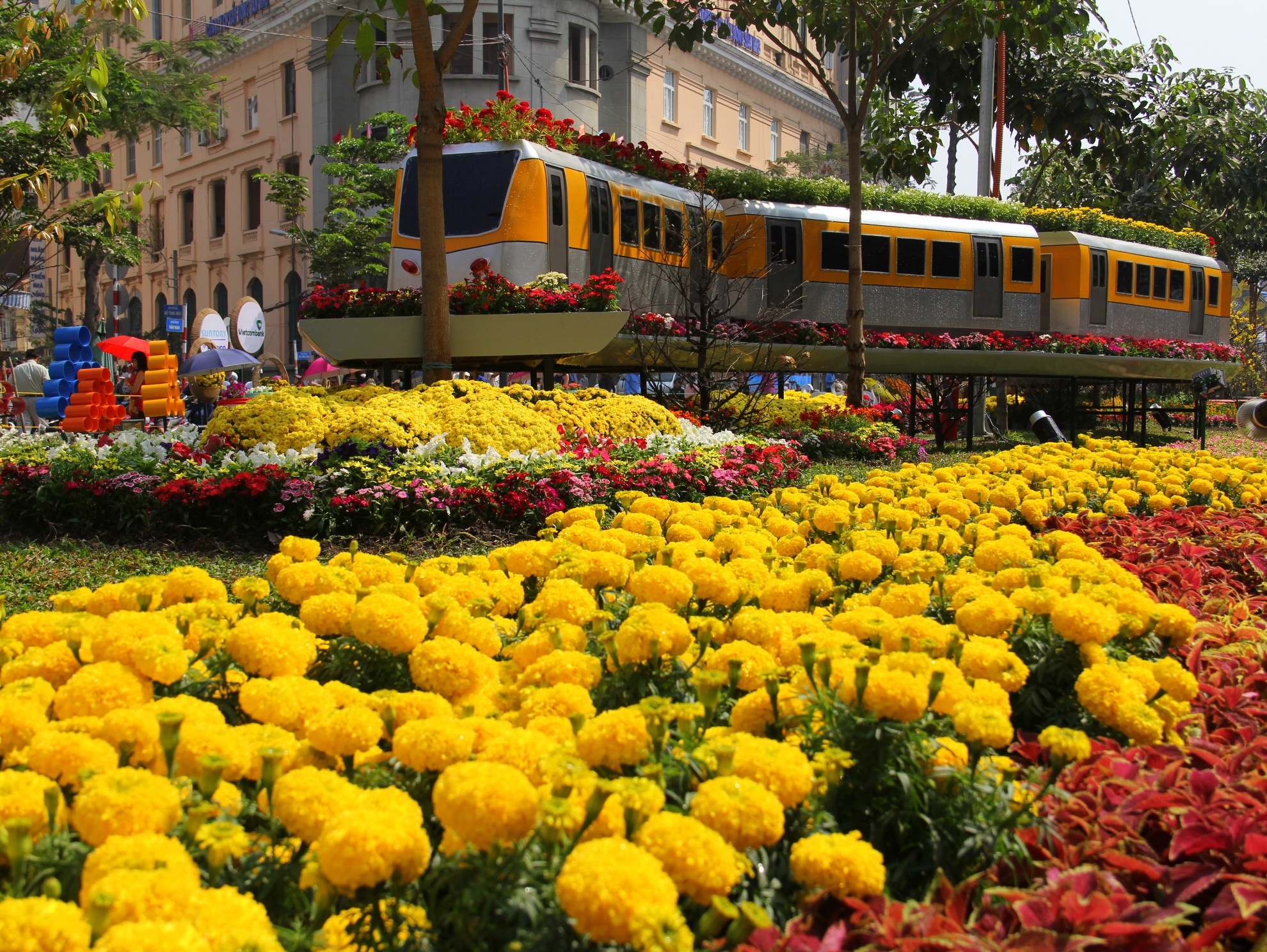 Đặc biệt là hình ảnh hệ thống tàu điện trên không hiện đại sẽ hoàn thành trong tương lai cũng xuất hiện trong đường hoa năm nay.