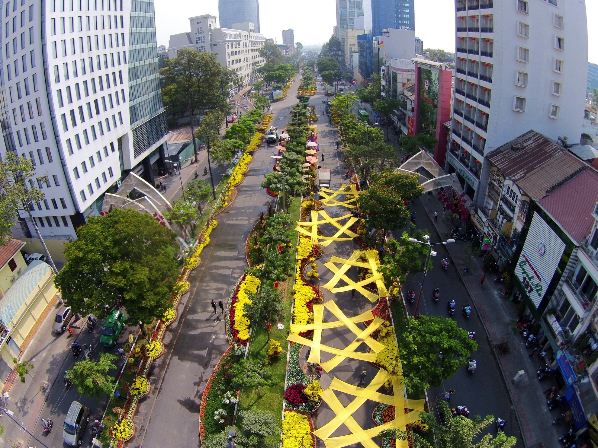 Điều thú vị nhất dành cho du khách chính là năm nay đường hoa sẽ được phủ sóng wifi toàn bộ để du khách có thể chụp và chia sẻ ngay lập tức những khoảnh khắc đẹp ngày đầu năm mới.