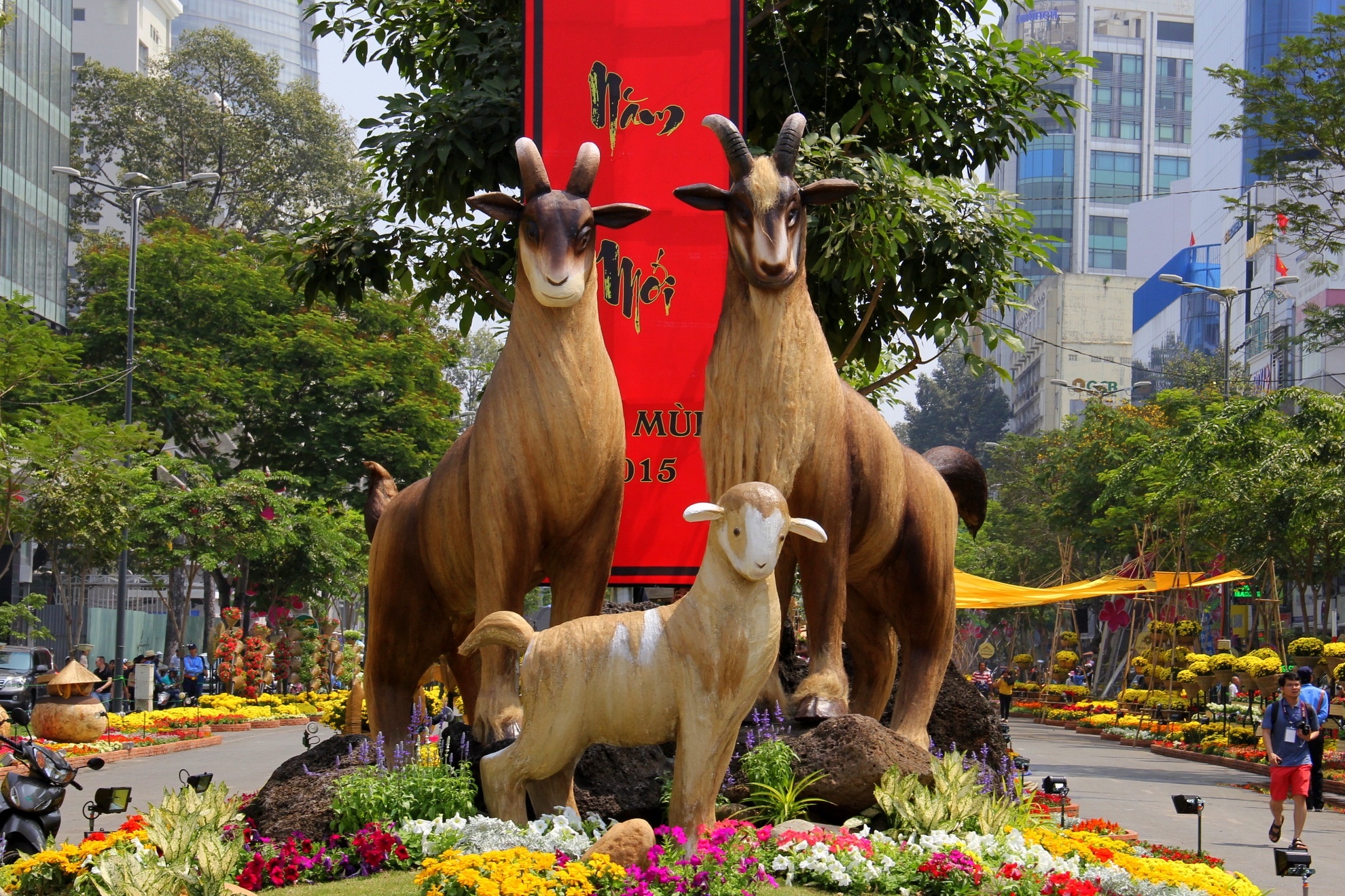 Khởi đầu đường hoa là biểu tượng năm mới- Gia đình nhà dê với tạo hình lấy cảm hứng từ những chú dê núi Ninh Bình. Chiều cao dê bố mẹ là  2.7m, chú dê con cao 1.2m.