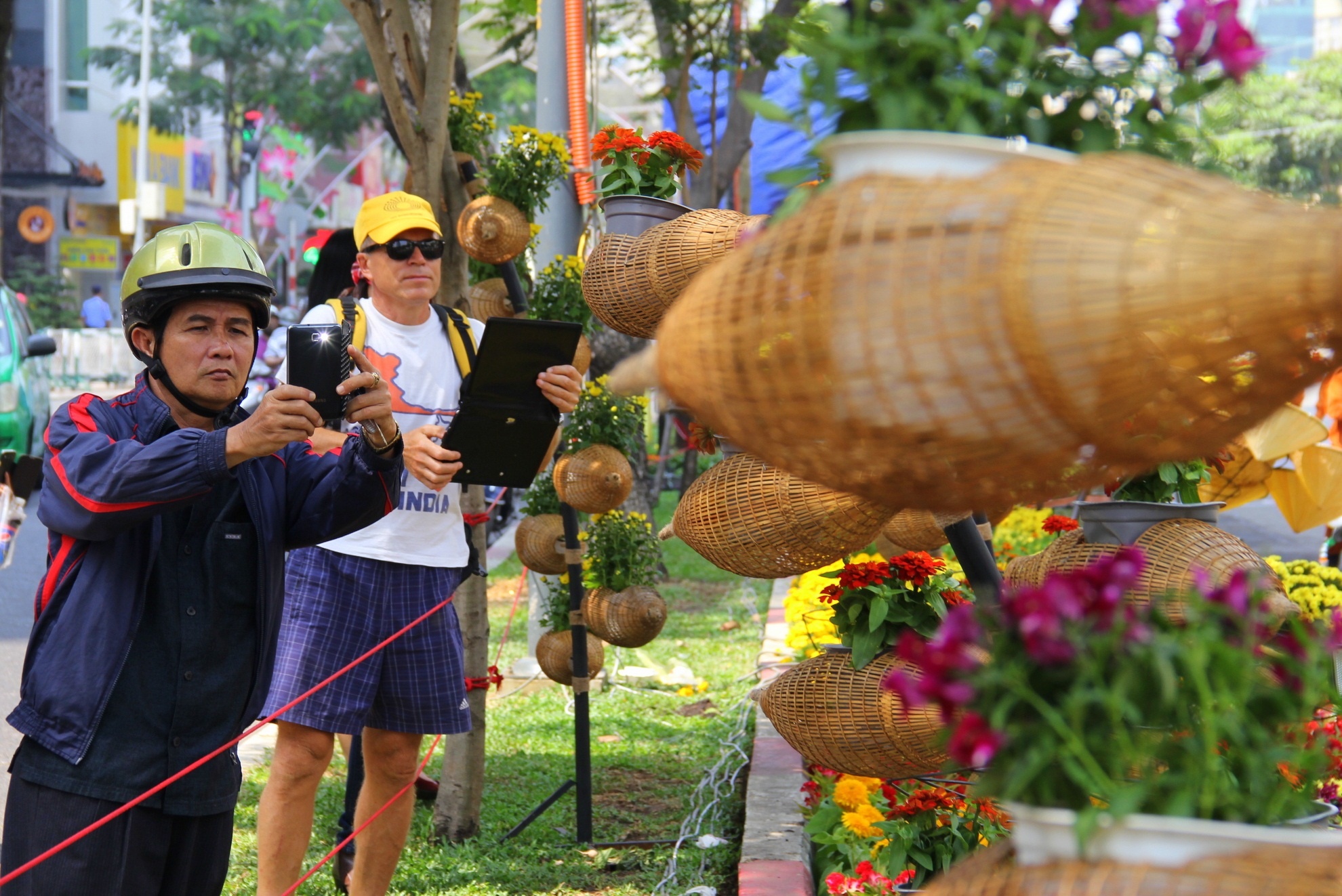 Các du khách chỉ có thể ghi nhận hình ảnh từ bên ngoài đường hoa qua rào chắn. 7g tối nay đường hoa chính thức mở cửa đến hết mùng 4 tết AL (22/2), du khách trong và ngoài nước sẽ có dịp tham quan ghi lại những khoảnh khắc đẹp đón chào năm mới.