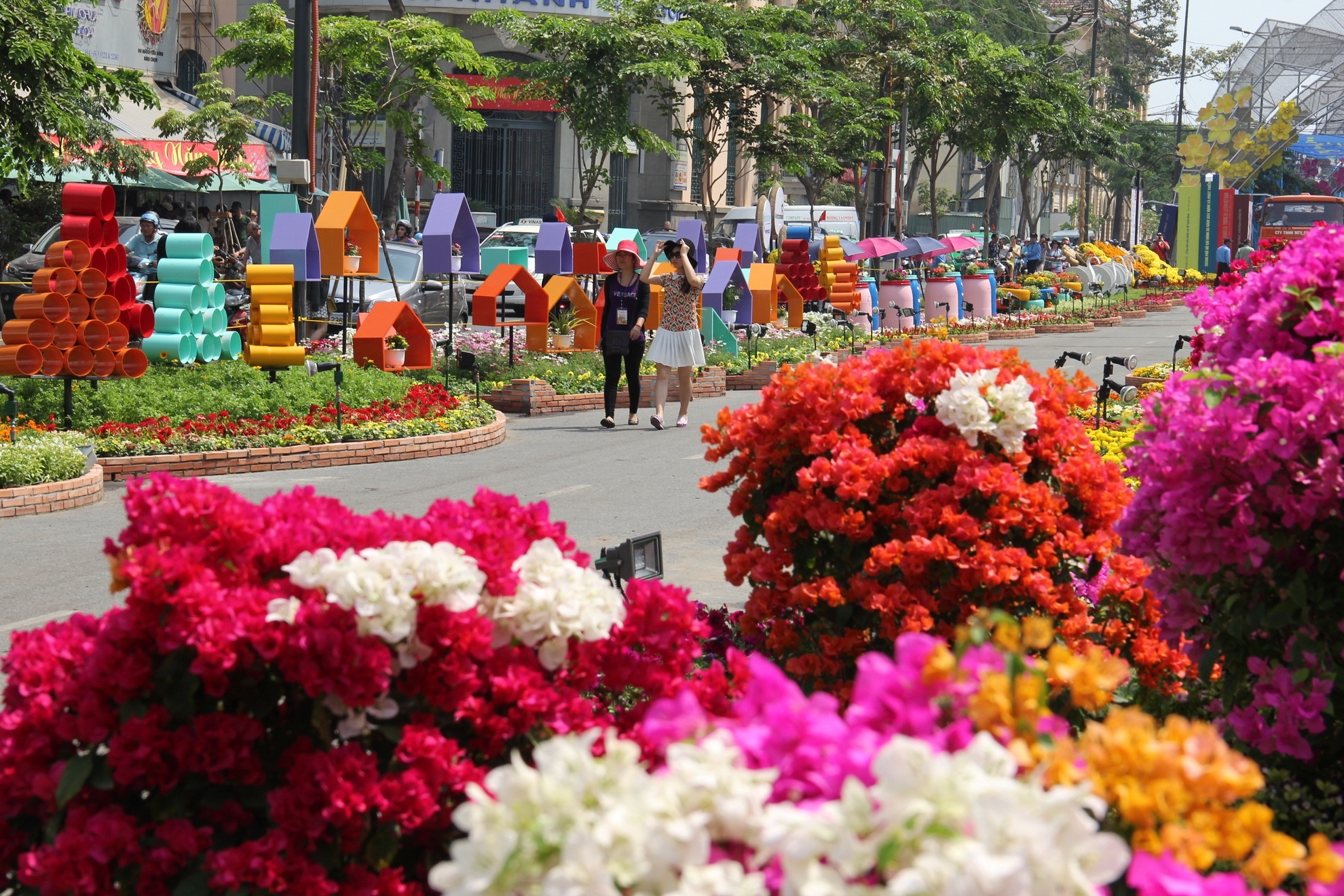 Những hình ảnh thùng thư, khung cửa... tượng trưng cho thành phố công nghiệp năng động nhưng không kém phần lãng mạn.