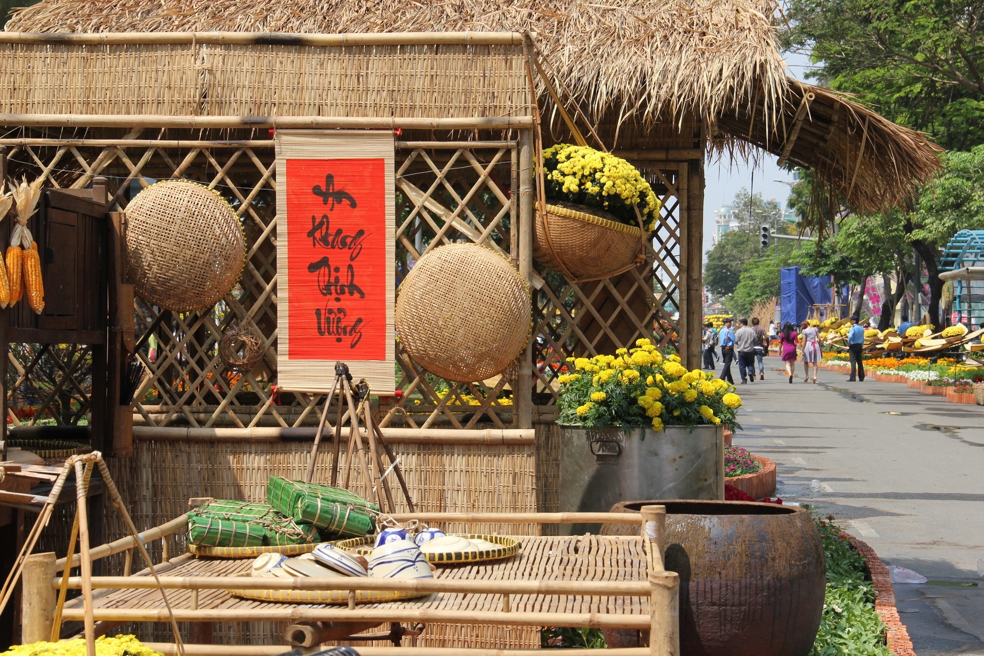 Sự hội nhập luôn gắn liền với nét đẹp văn hoá truyền thống. Hình ảnh làng quê Việt giản dị được tái hiện sinh động tại đường hoa với: Thịt mỡ dưa hành câu đối đỏ