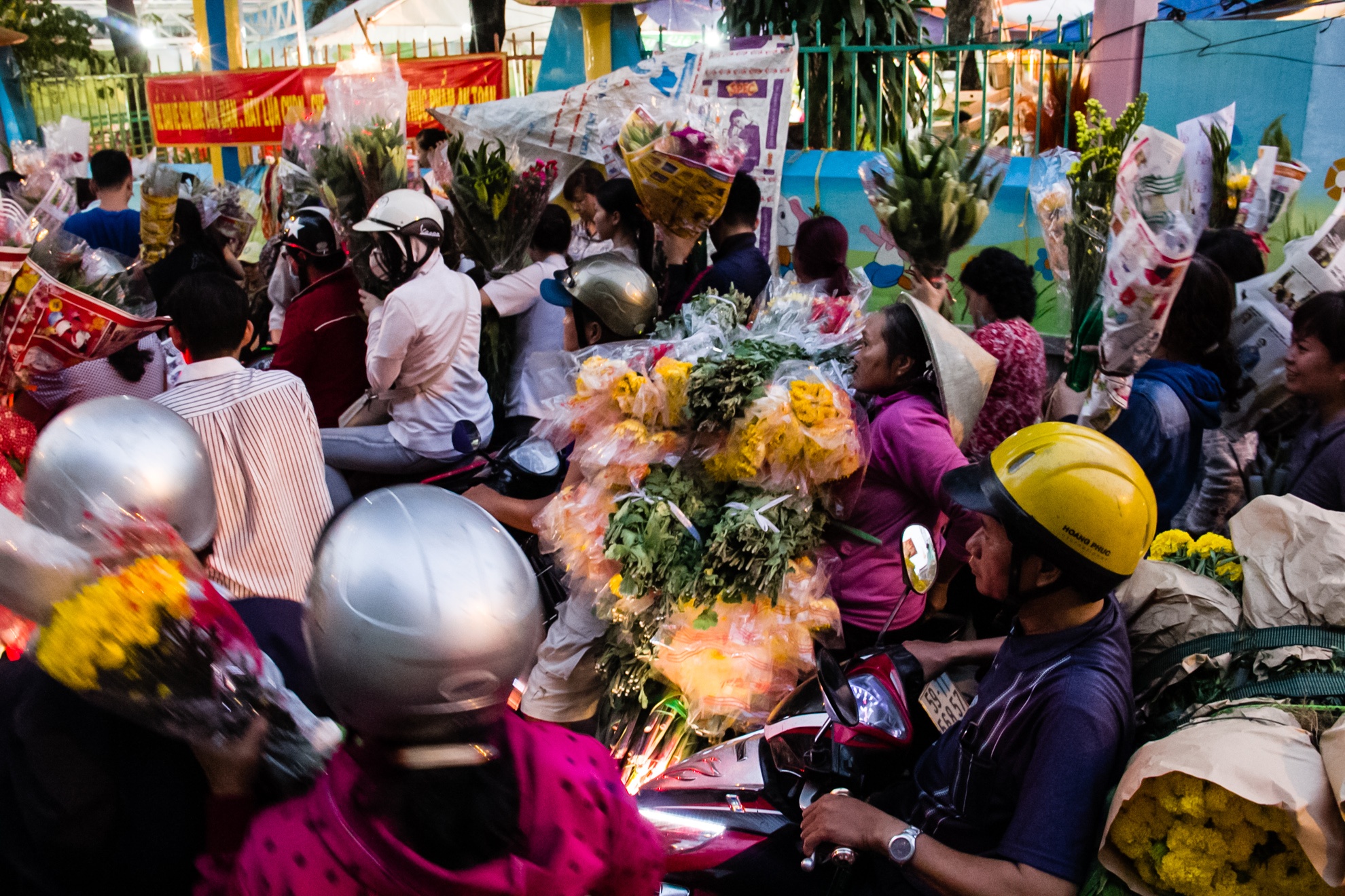 Cho hoa lon nhat Sai Gon dac nghet ngay cuoi nam hinh anh