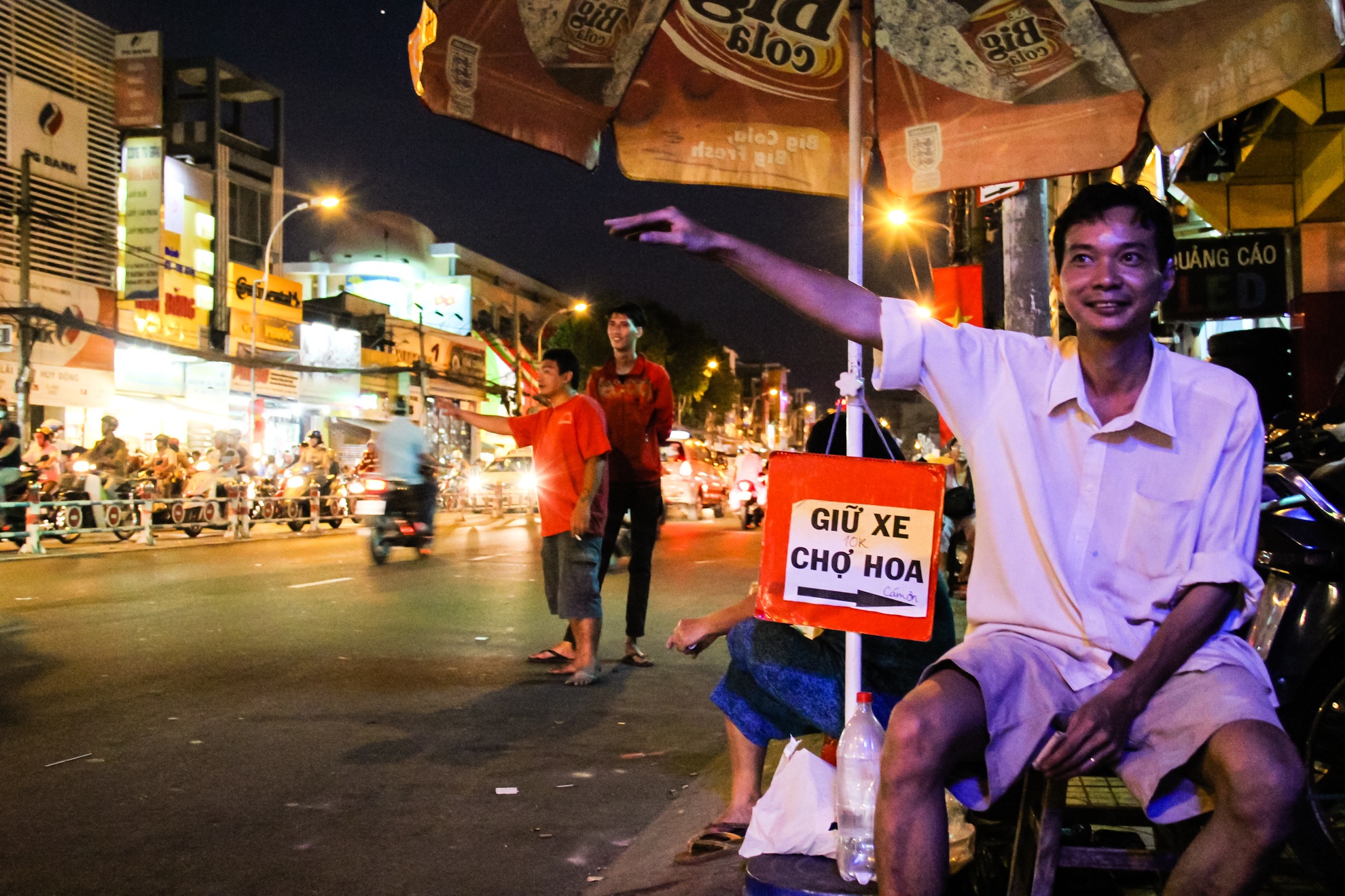 Dịch vụ giữ xe quanh chợ cũng hoạt động tấp nập.