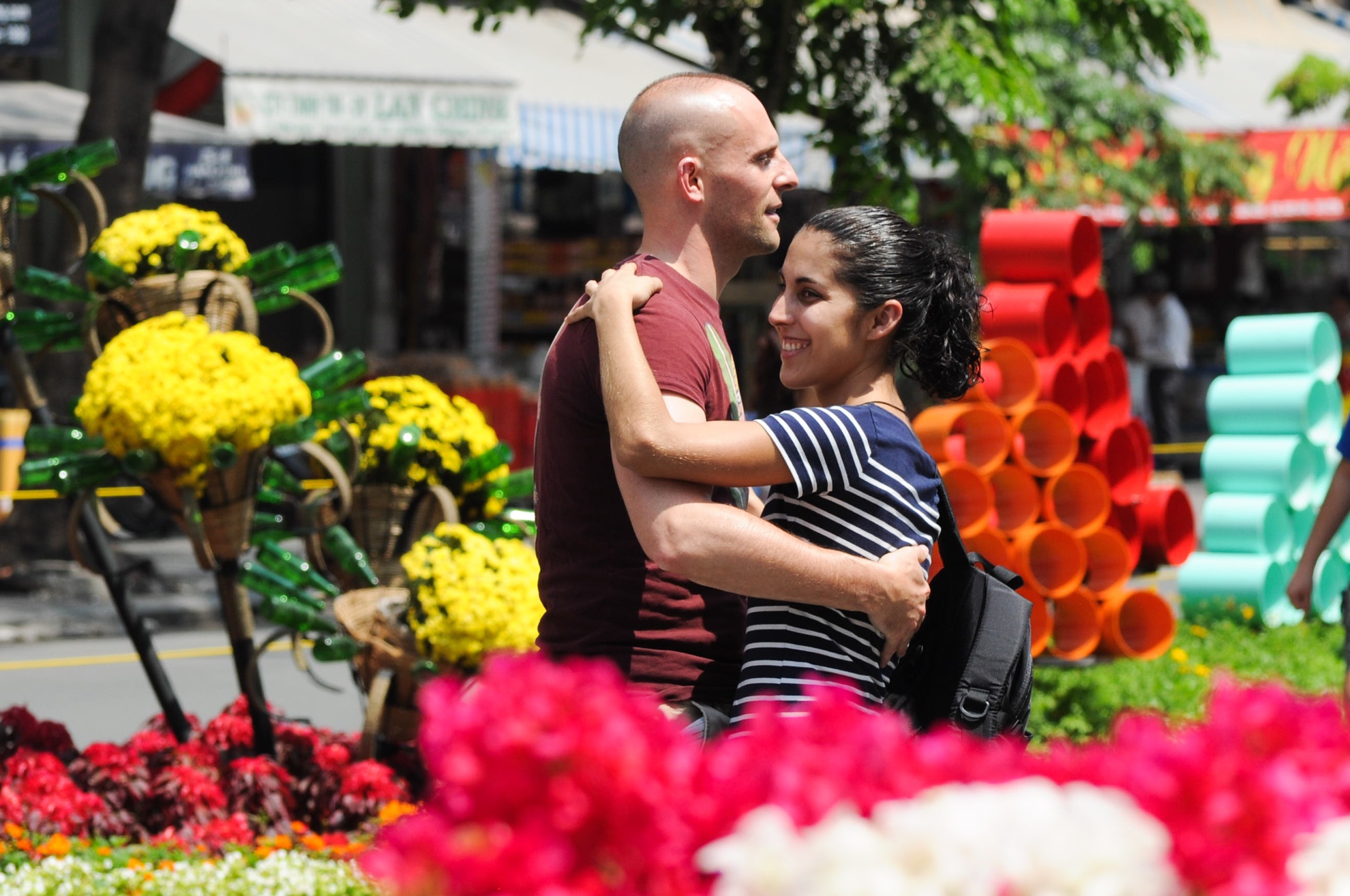 Khach Tay khieu vu trong duong hoa xuan TP HCM hinh anh