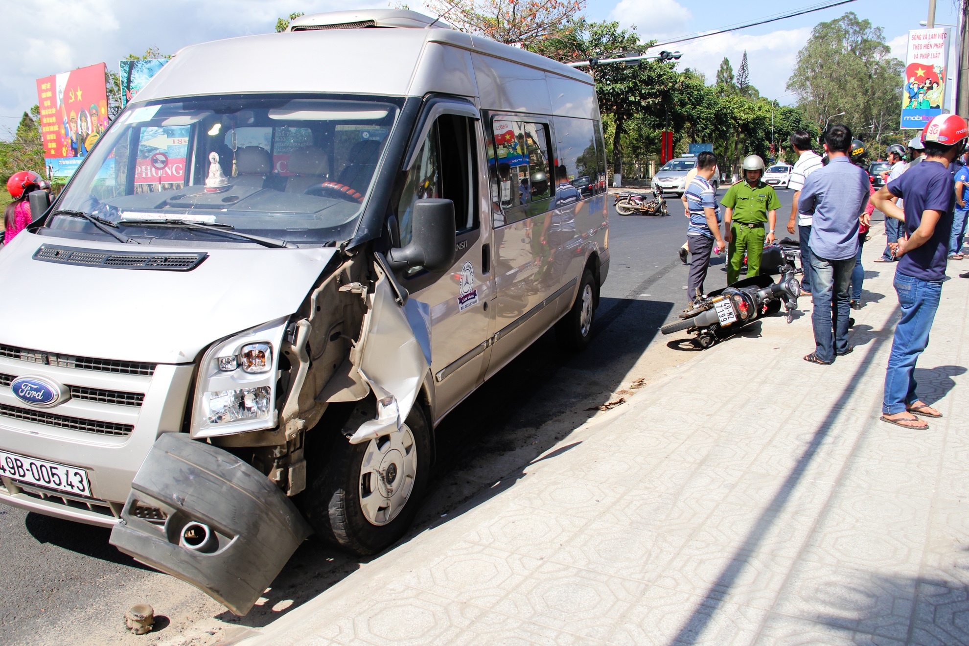 Xe khach 16 cho tong 4 xe may lien hoan ngay Tet hinh anh