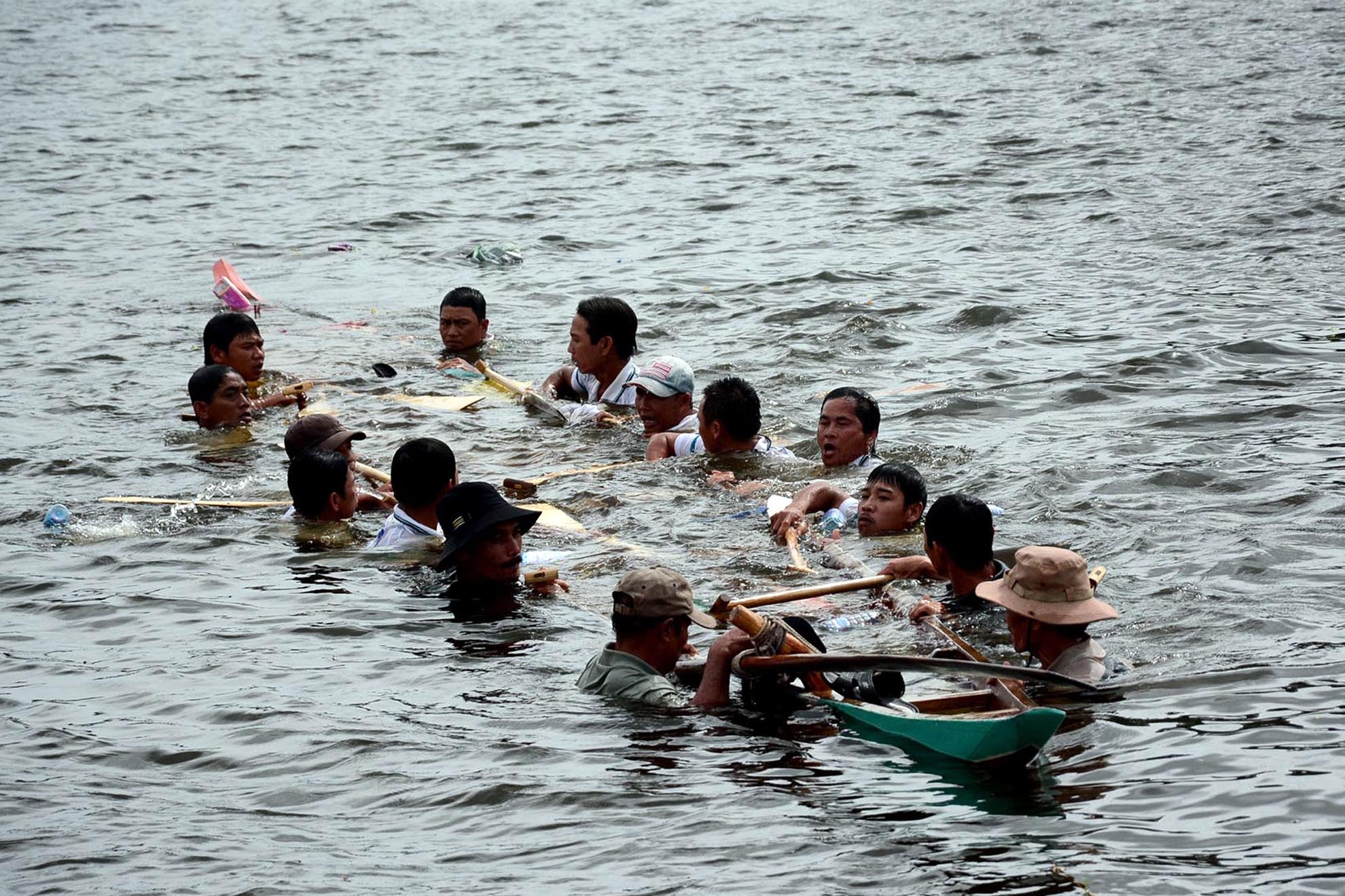 Lat thuyen trong le hoi dua thuyen cau may dau nam hinh anh