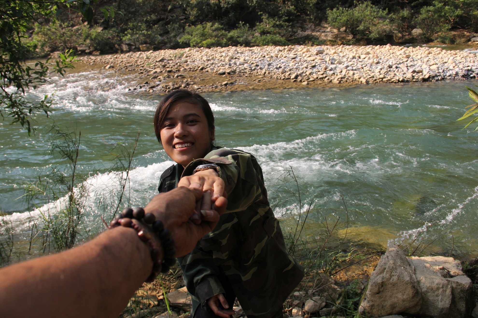 Thảo Nguyên tại điểm cực bắc của Việt Nam dòng sông Nho Quê cuộn sóng xanh biếc. Giữa dòng sông là một bãi đá hình chữ nhật được xếp ngay ngắn.