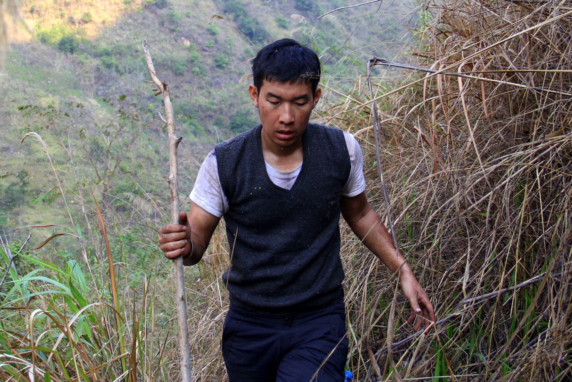 May mắn, đoàn đã tìm được đường mòn của người dân xuống sông đánh cá. Chúng tôi vội vàng vượt dốc trong ánh chiều đã sập. Nét mệt mỏi tràn trên khuôn mặt của các thành viên. Chúng tôi vẫn cố gắng nhanh nhất để ra khỏi rừng.