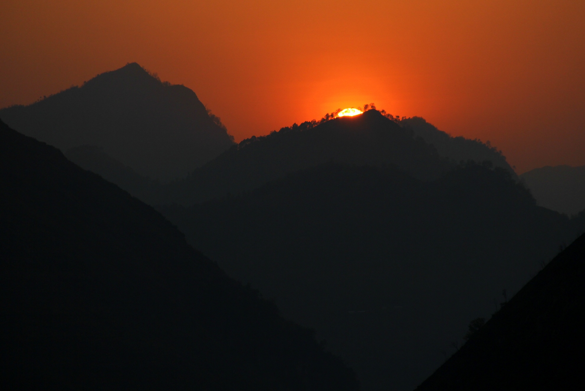 Khi tia nắng cuối cùng khuất sau dãy núi xa cũng là lúc chúng tôi vượt qua rừng và lên đến bản Xéo Lủng. Với sực giúp đỡ của Sùng Mí Mỉ - Bí thư xã chúng tôi được tiếp tế nước và lương thực ngày và trở về lại Lũng Cú.