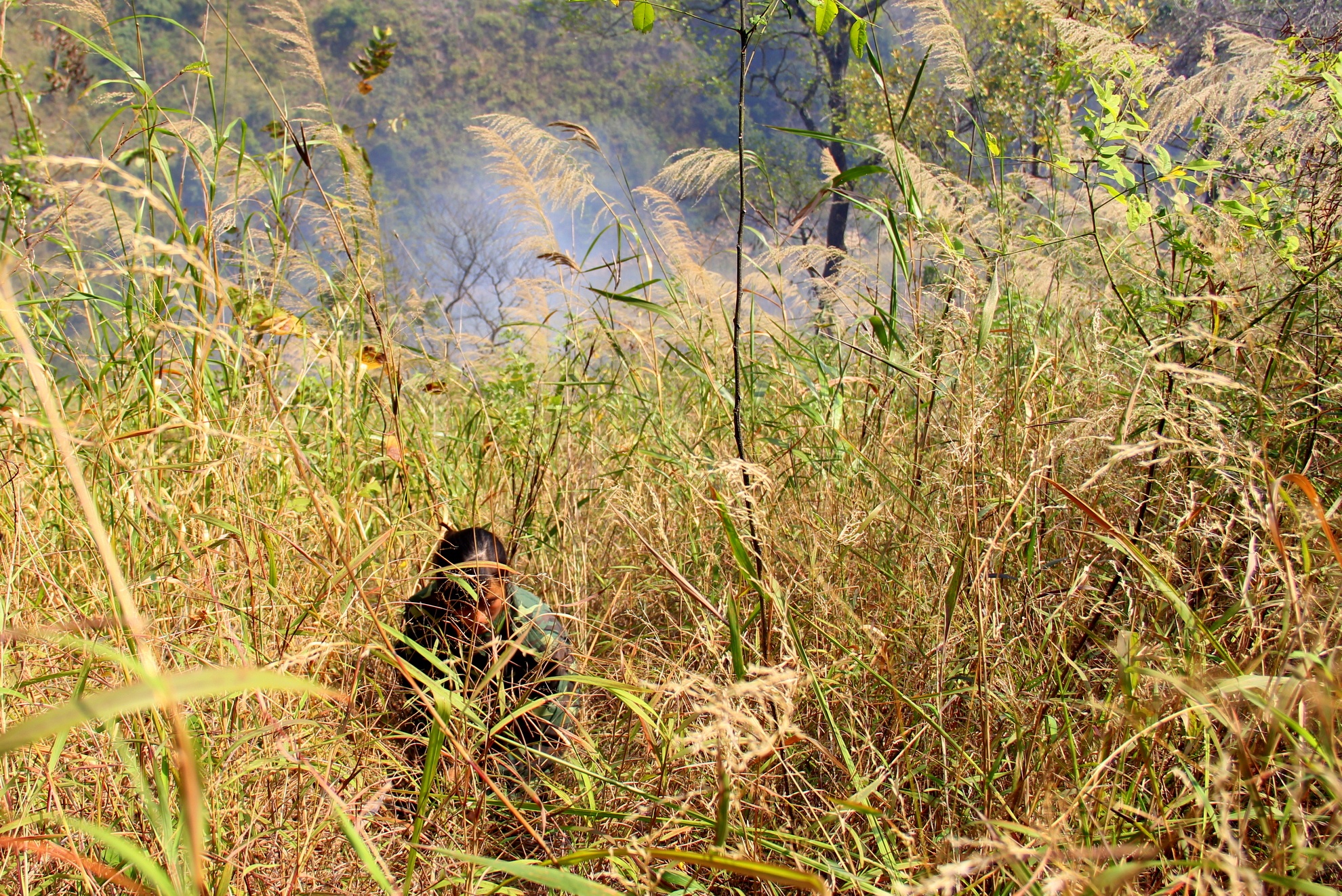 Điều không may mắn là chỉ mới chừng 30 phút tuột dốc, đoàn đã gặp đám cháy rừng. Việc leo ngược lên lại là điều không thể, vì con dốc quá đứng. Chúng tôi vội chuyển hướng sang phải, vòng ra phía sau hướng gió để tránh ngọn lửa đang lan rộng. Sau đó là hơn 6 giờ đồng hồ tiếp tục trượt theo sườn dốc đến lòng sông trong sự mệt mỏi rã rời.