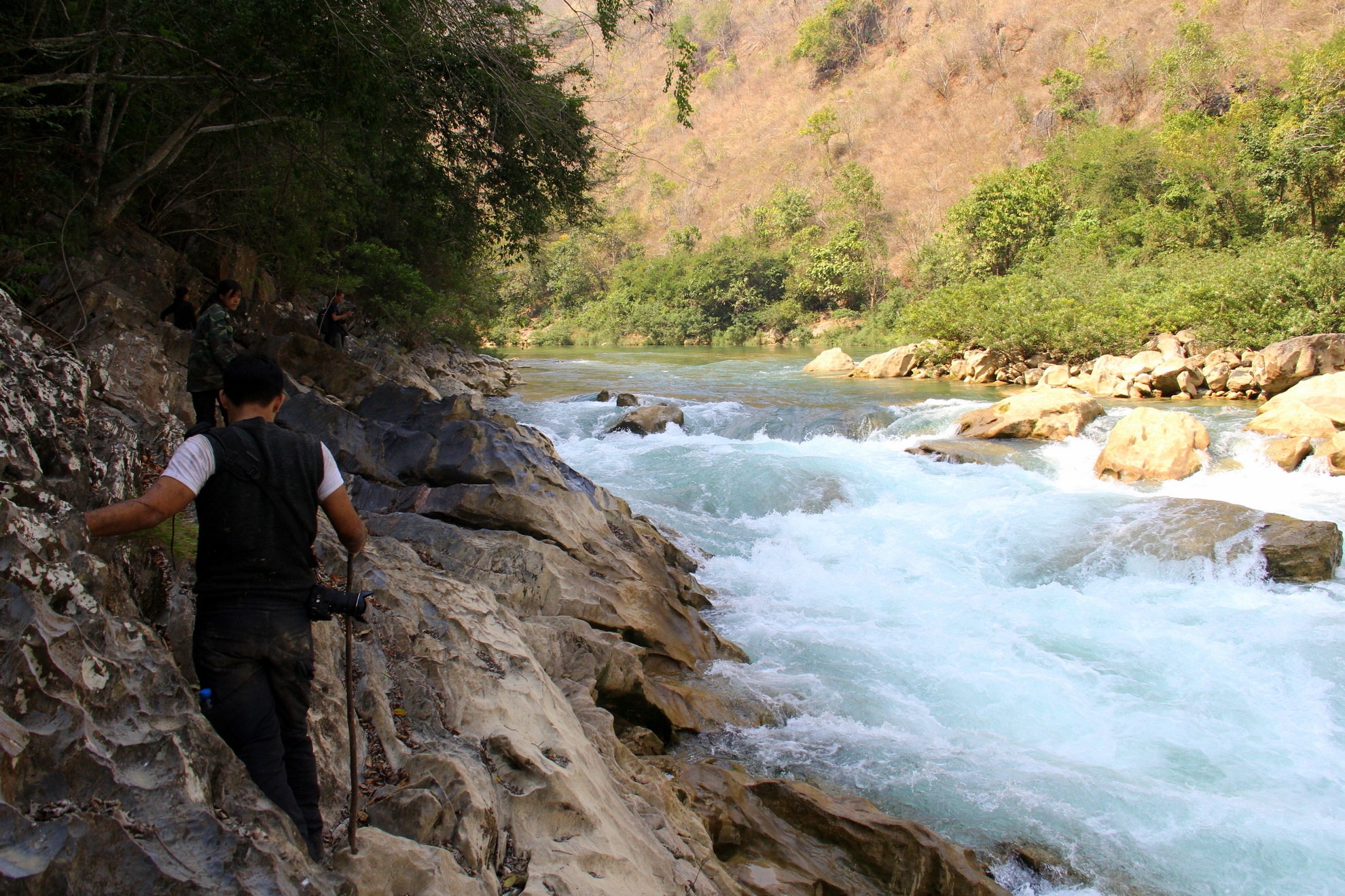 Vậy là lại tiếp tục hành trình hướng về cực bắc, men theo những bãi đá dọc theo dòng sông Nho Quế. Phía bên kia dòng sông là lãnh thổ của Trung Quốc.