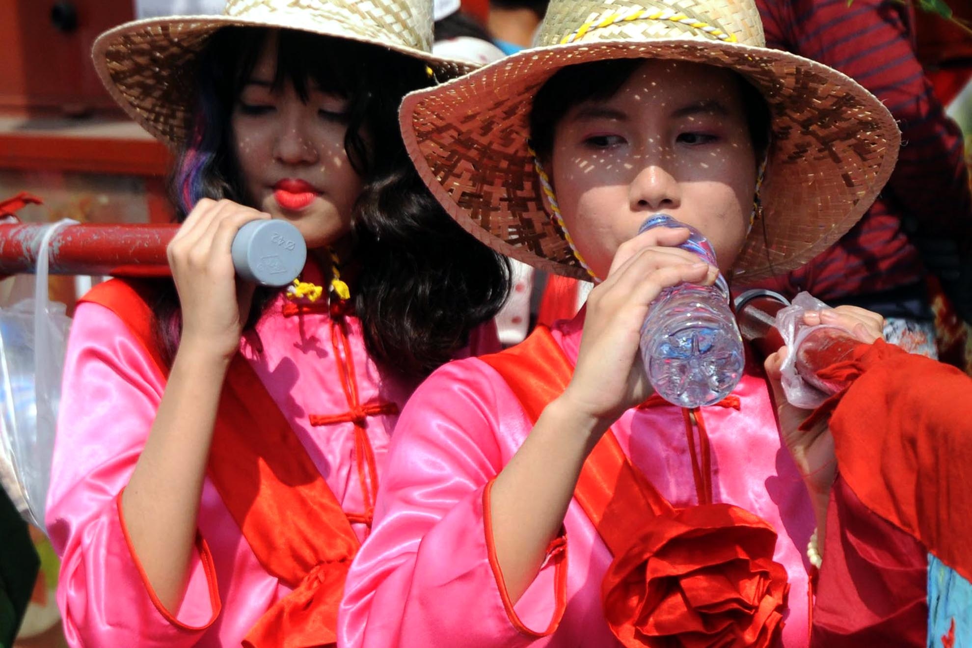 Doan ruoc kieu chua Ba met nhoai vi nang nong 34 do C hinh anh