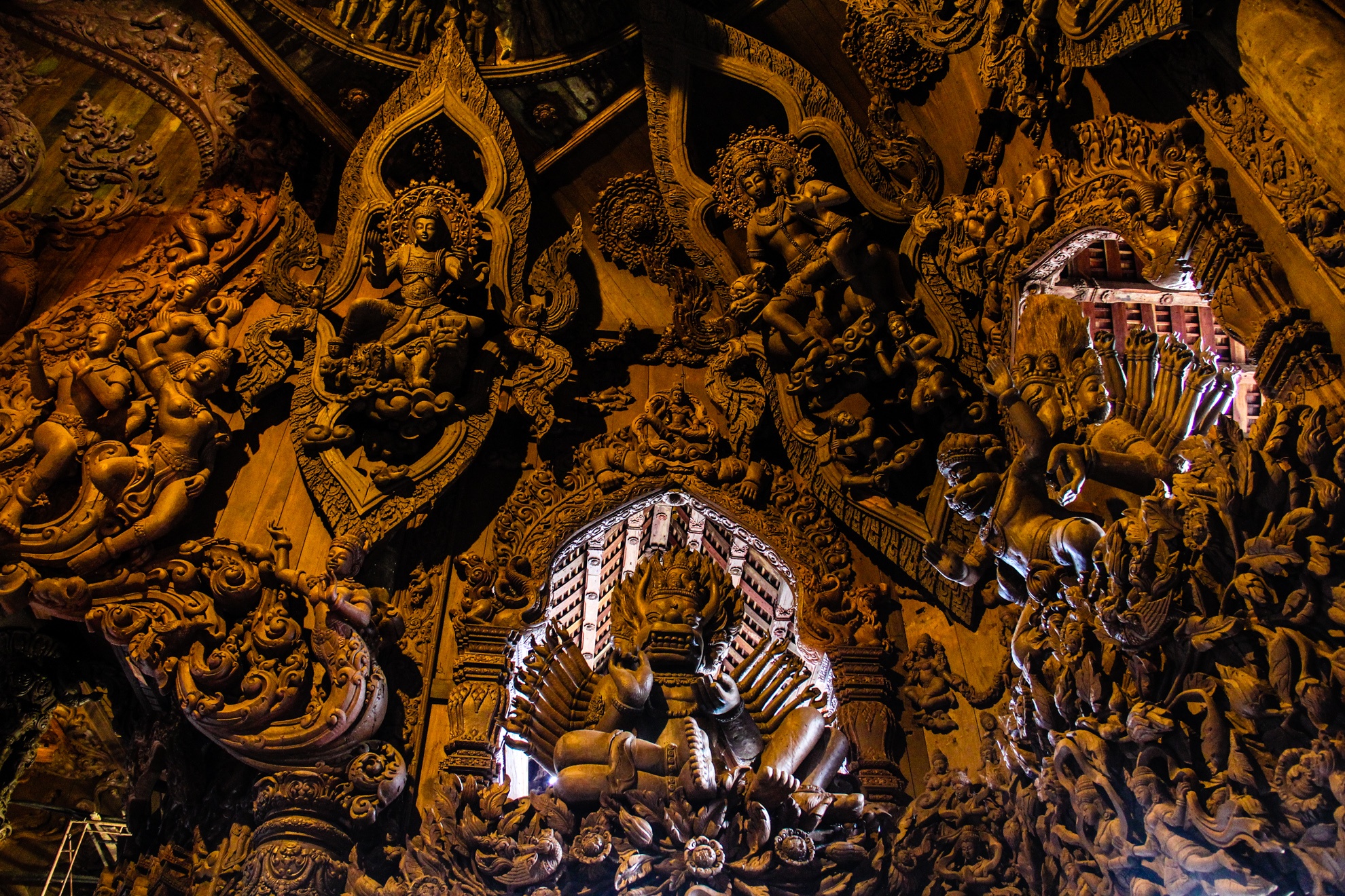 Lâu đài Sự Thật còn là một sứ giả kiến trúc hòa bình khi đem các nền văn hóa giao hòa cùng nhau. Minh chứng cho một dân tộc Thái hiền lành, thân thiện và luôn mở lòng đón nhận kết giao cùng bạn bè bốn phương.