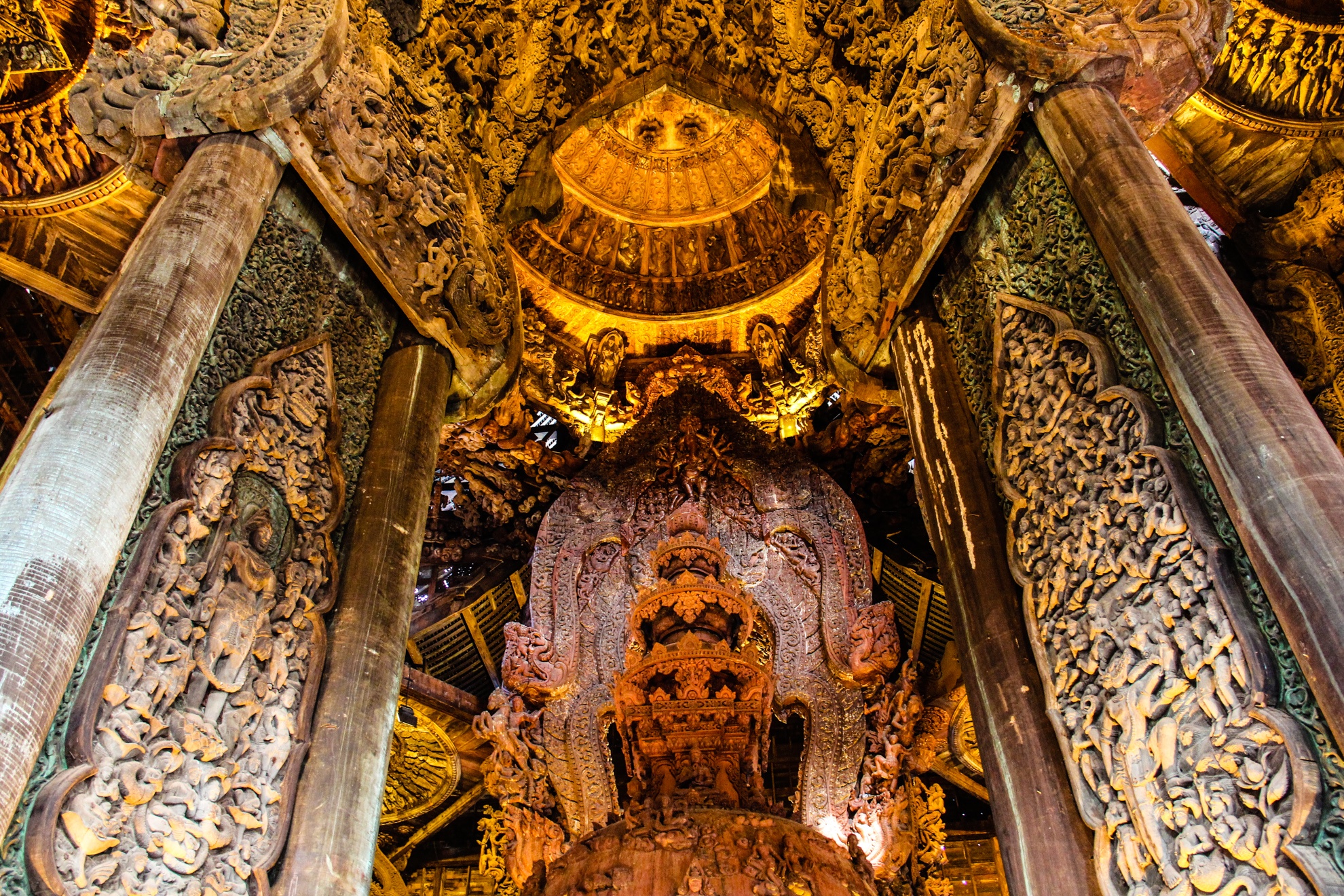 Thế giới nhân sinh quan trong quan điểm của phương đông, văn hóa lịch sử ngàn năm, những vị thần tâm linh của dân tộc Thái đều hiện rõ trên những bức phù điêu trên tường, cột, và cả trần cung điện.